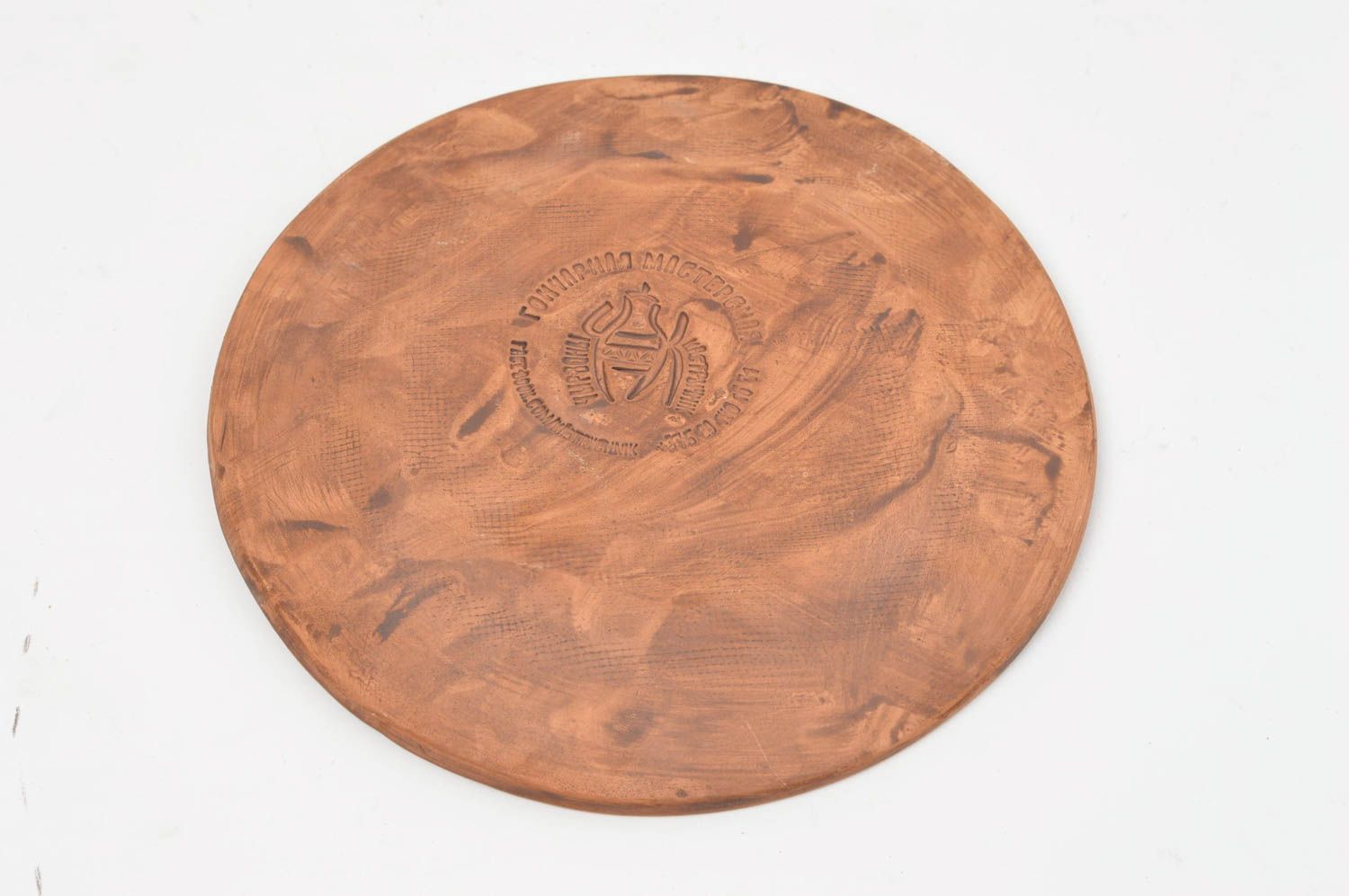 Большая плоская тарелка из красной глины ручной работы с кантом красивая фото 4
