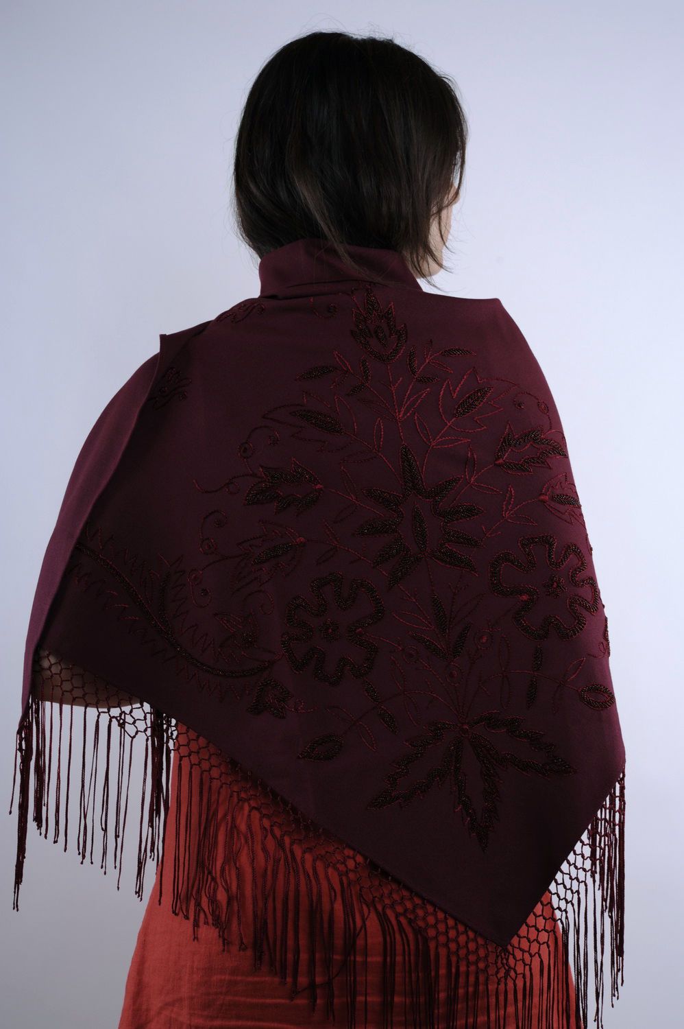 Большой бордовый платок, расшитый бисером фото 2