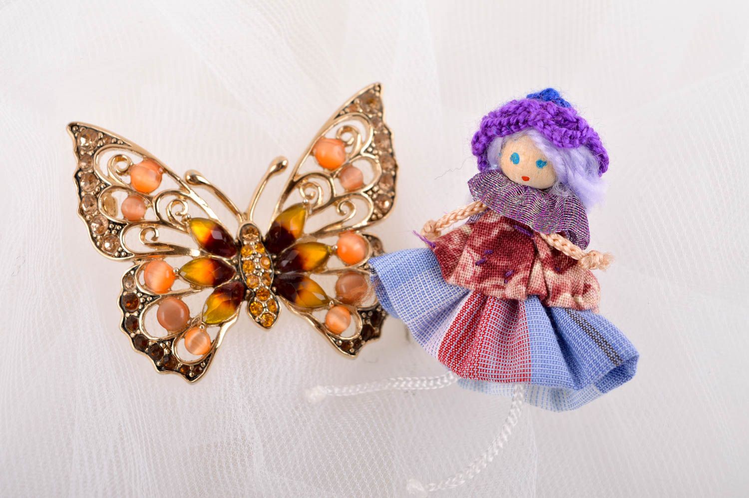 Broche fait main Bijou fantaisie poupée miniature en violet Accessoire femme photo 1