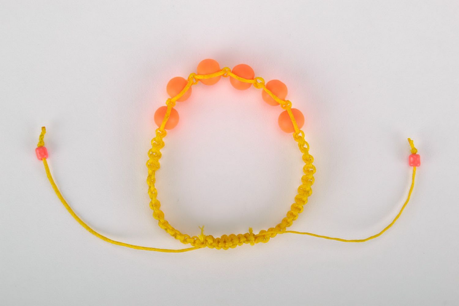Handgemachtes oranges Armband aus plastischen Perlen foto 4