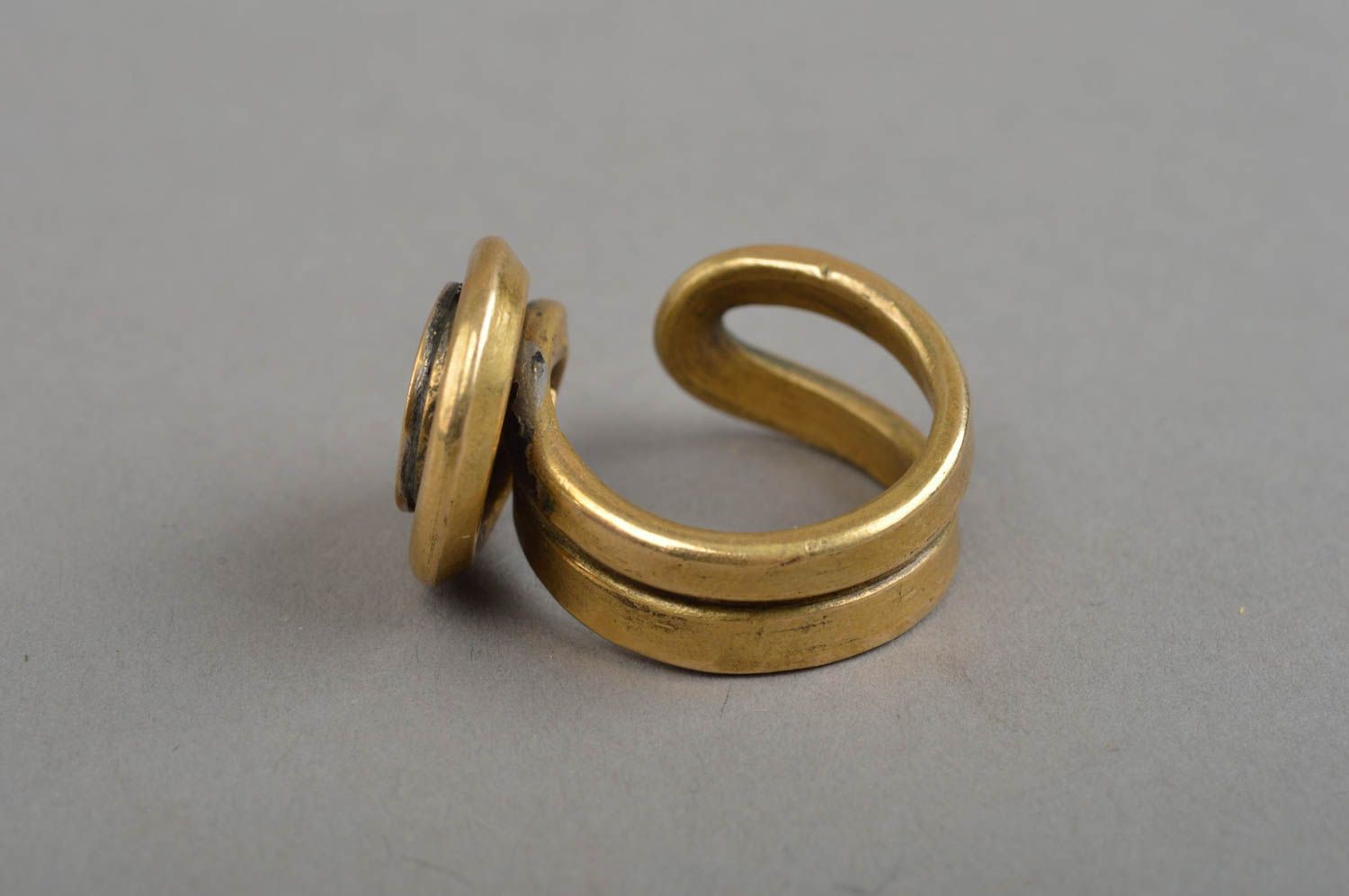 Стильное безразмерное кольцо из латуни хенд мейд с изображением знака Пацифик фото 3