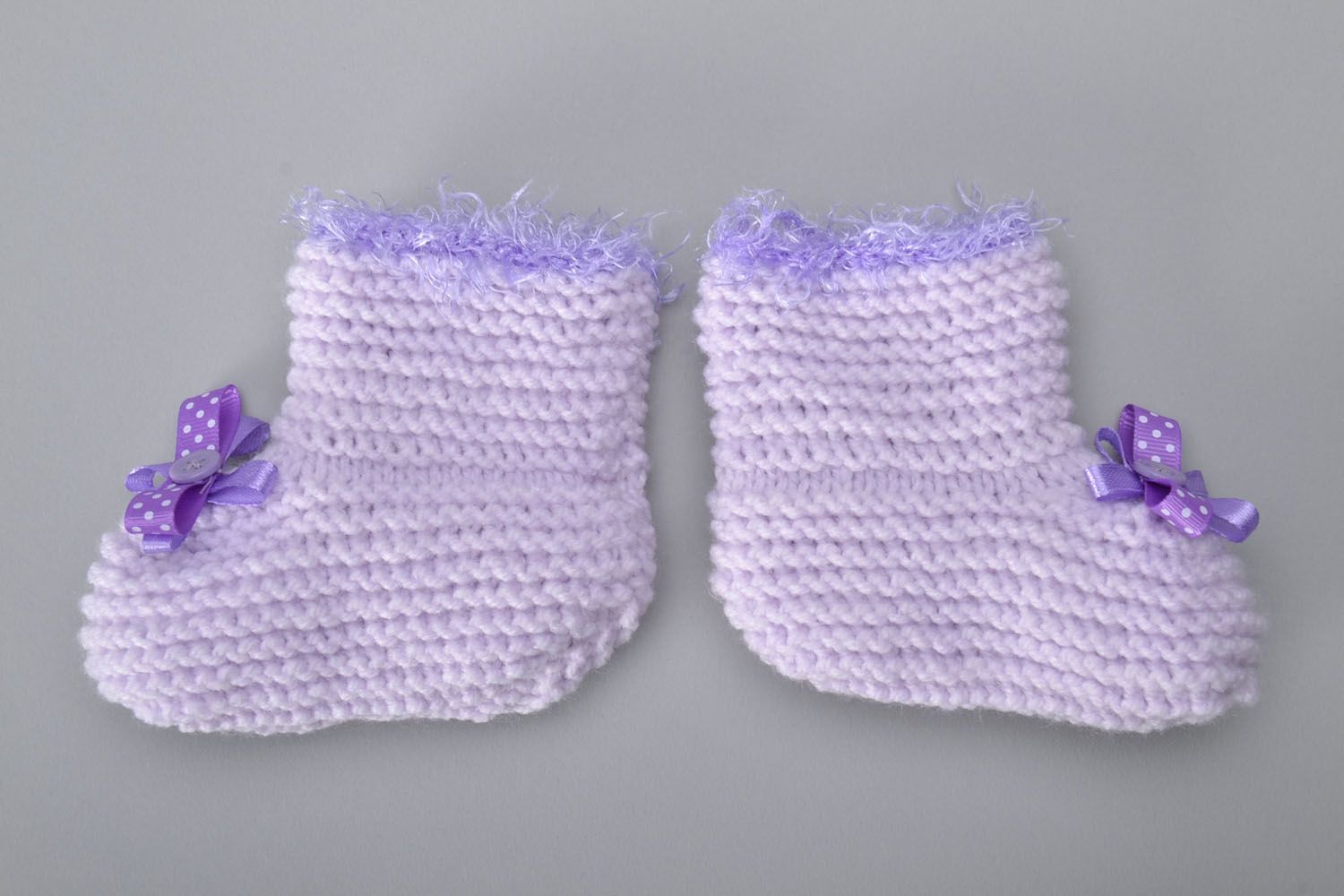 Chaussons de bébé tricotés mauves en fils acryliques  photo 4