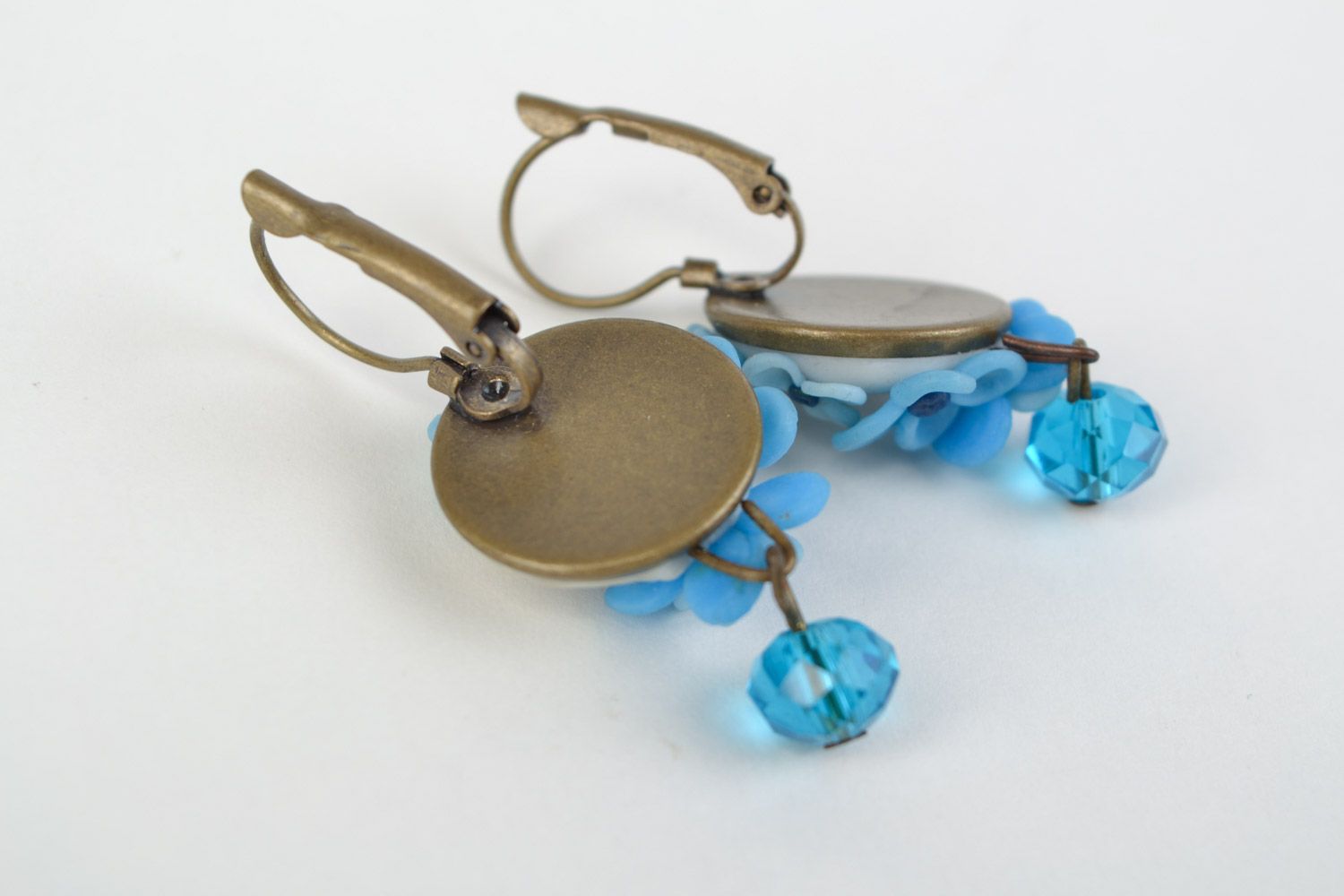 Pendientes originales hechos a mano de arcilla polimérica con flores azules foto 4