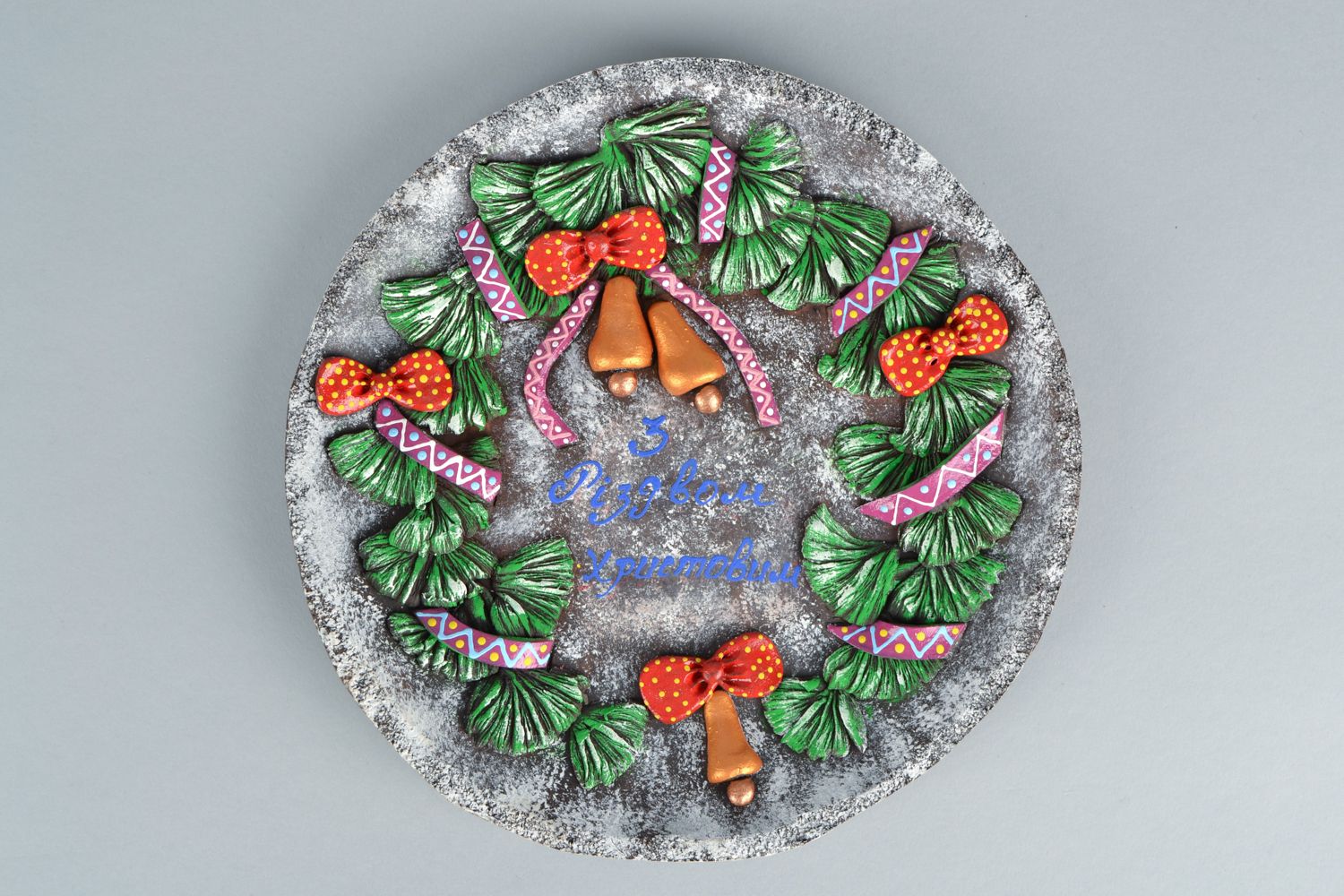 Ceramic wall plate in the shape of Christmas wreath photo 1