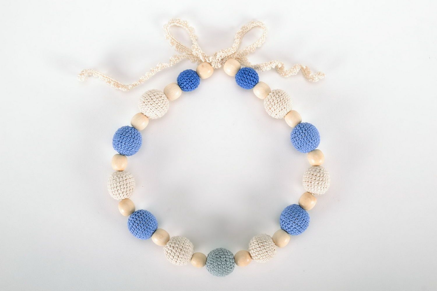 Handgemachte blau-cremefarbige Slingo Halskette aus Holzperlen foto 1