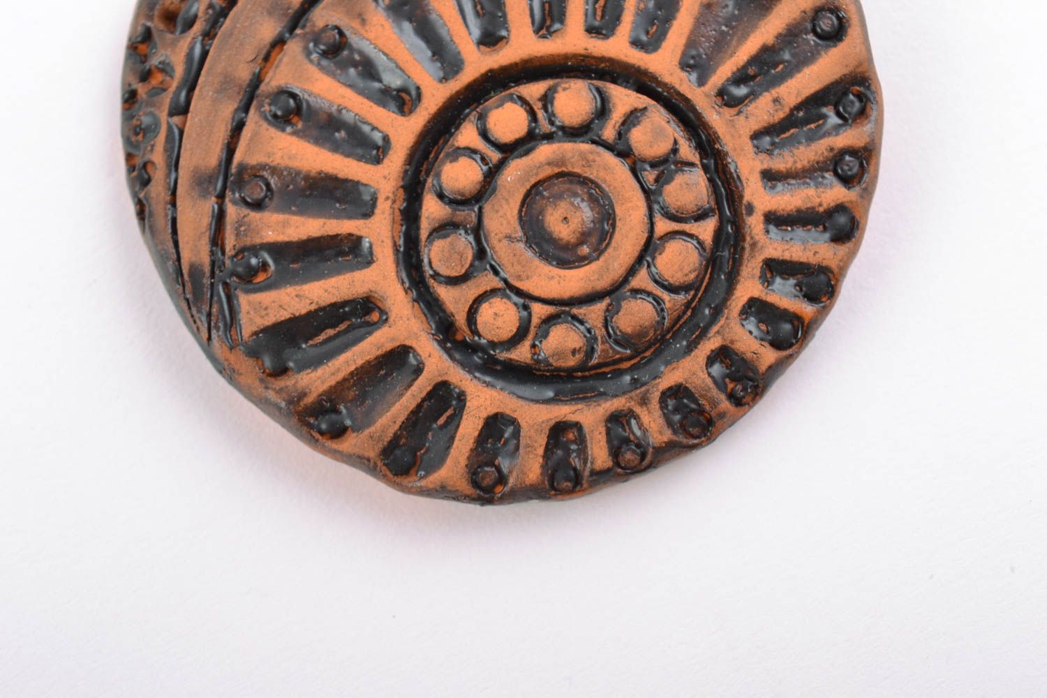 Круглый кулон из красной глины с узорами ручной работы расписной красивый  фото 4