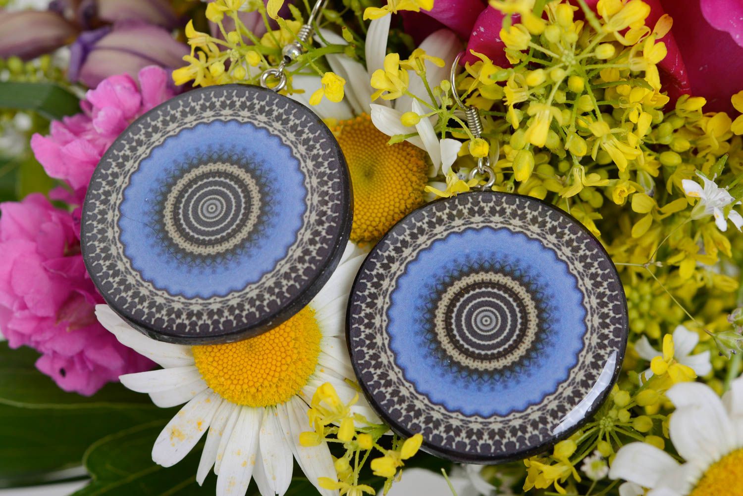 Künstlerische runde Ohrringe aus Polymer Ton in Blau mit Ornament Decoupage foto 1