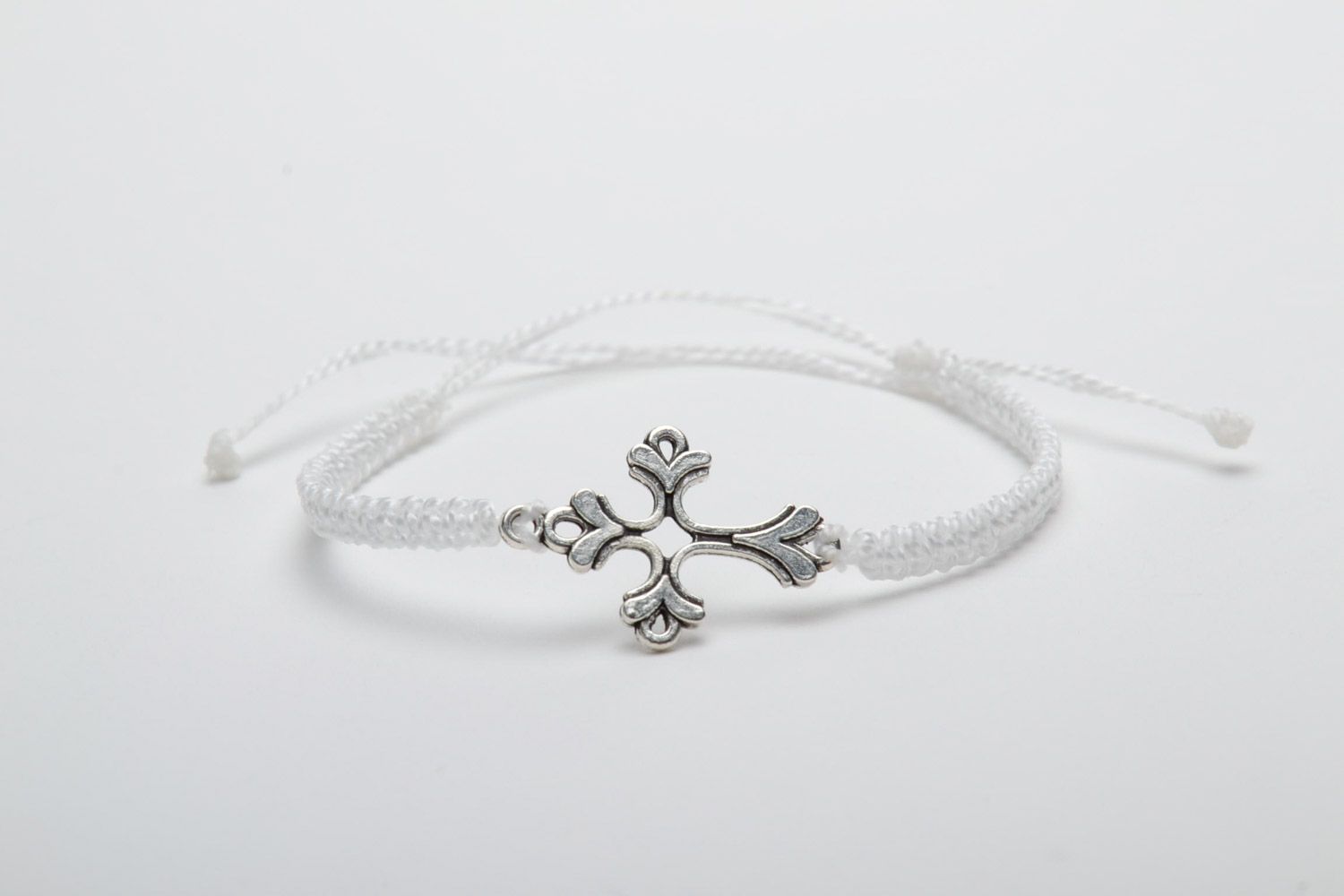 Weißes frauliches wunderbares hangemachtes Armband aus Fäden mit Kreuz aus Metall foto 5
