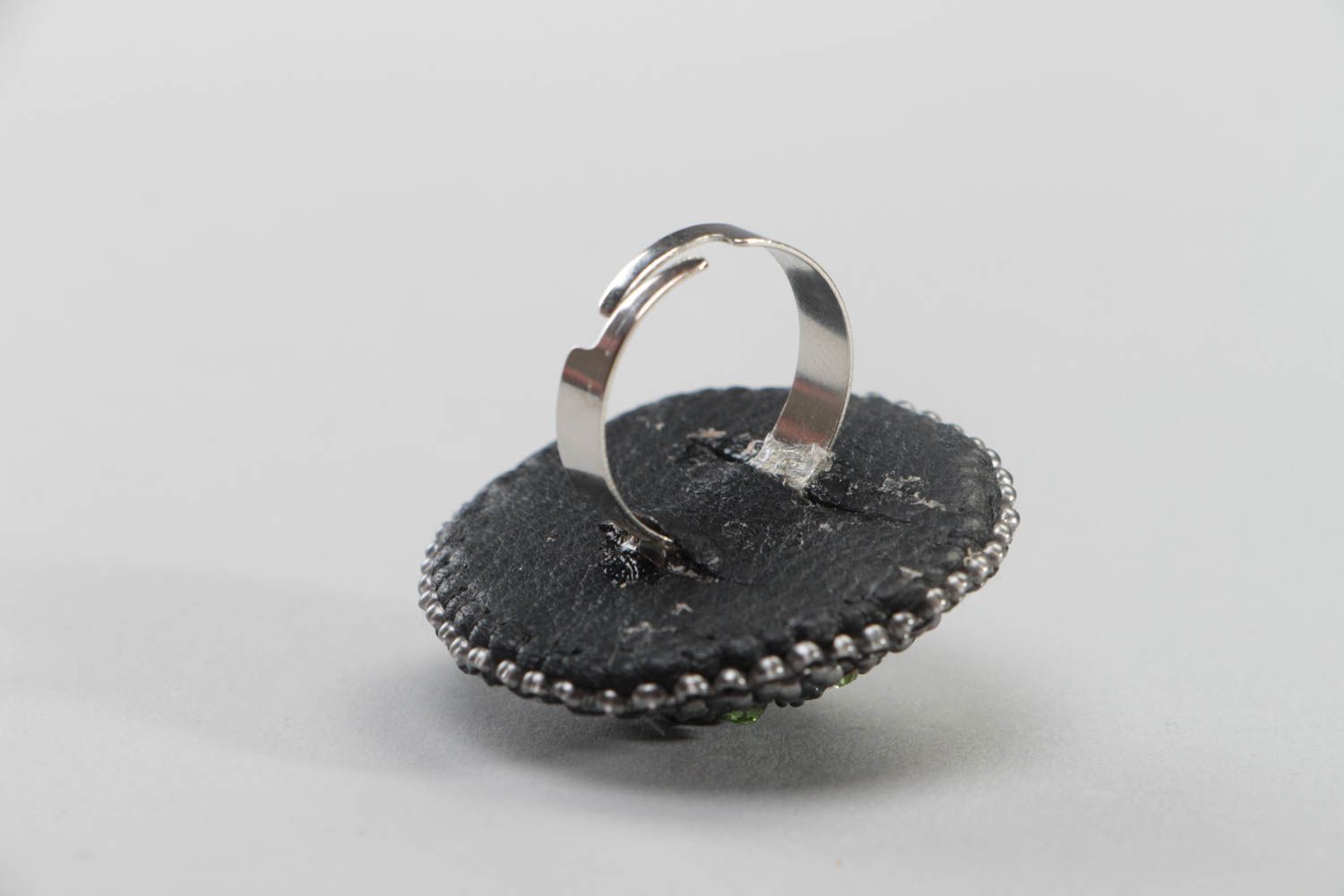 Schwarzer Ring aus Leder mit Glasperlen und Knopf künstlerische Handarbeit foto 4