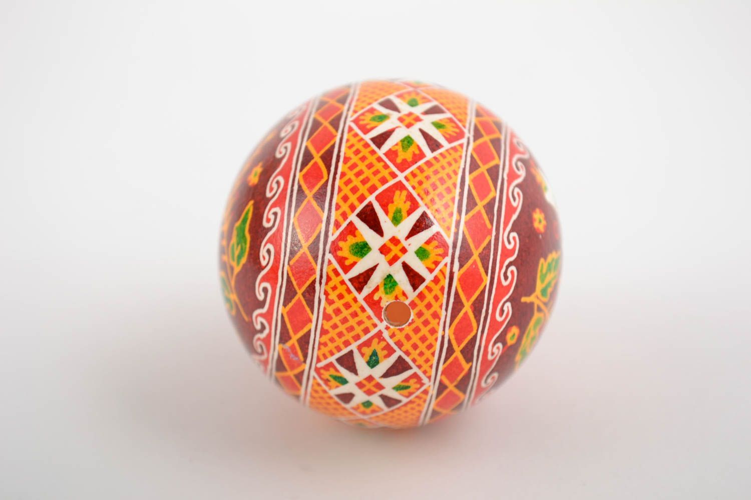 Huevo de Pascua hecho a mano pintado con pajarito en gama de colores rojos foto 5