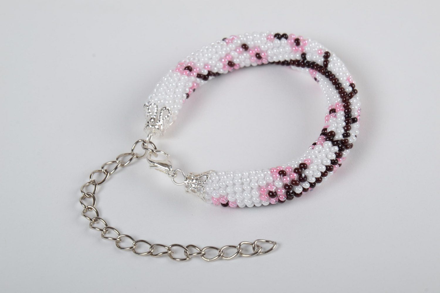 Bracelet tissé en perles de rocaille au crochet blanc motif floral fait main photo 2