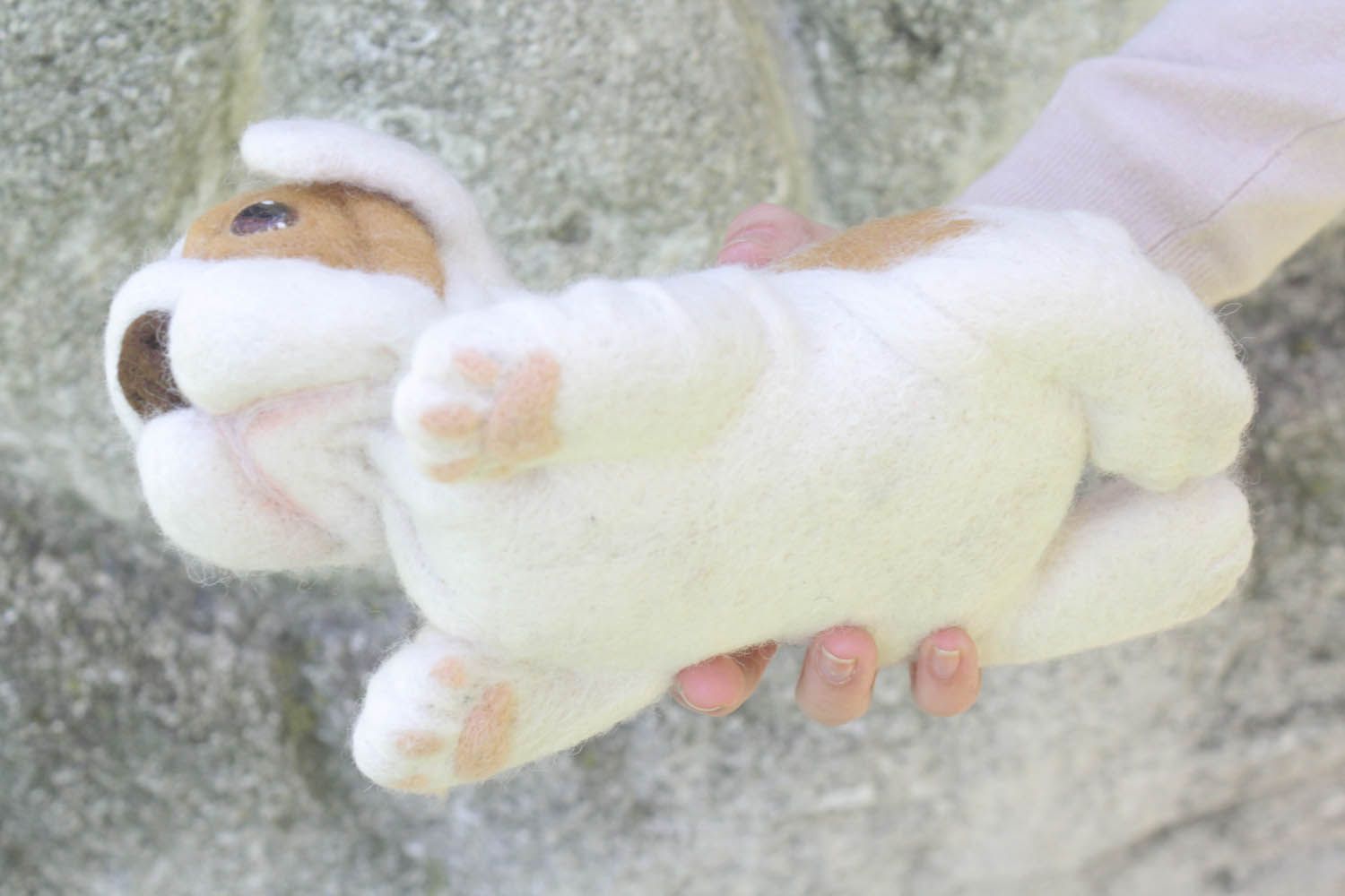 Brinquedo macio têxtil feito à mão de lã  para interior de materiais naturais Cachorro foto 4