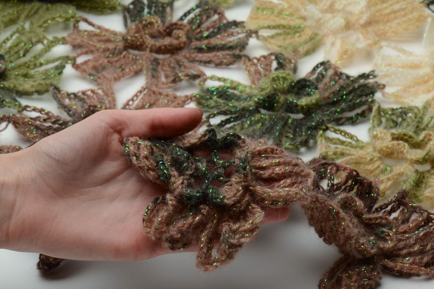 Châle tricoté fait main original au crochet grand au motif intéressant photo 5