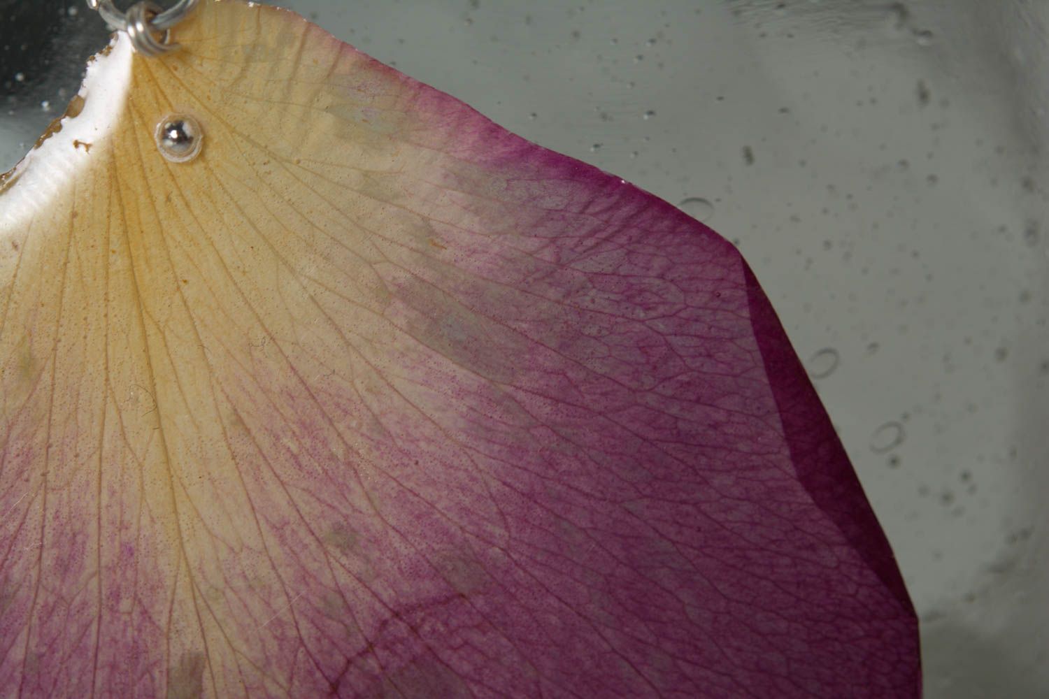 Collier en résine époxyde avec pétales de rose sur chaîne bijou fait main photo 5