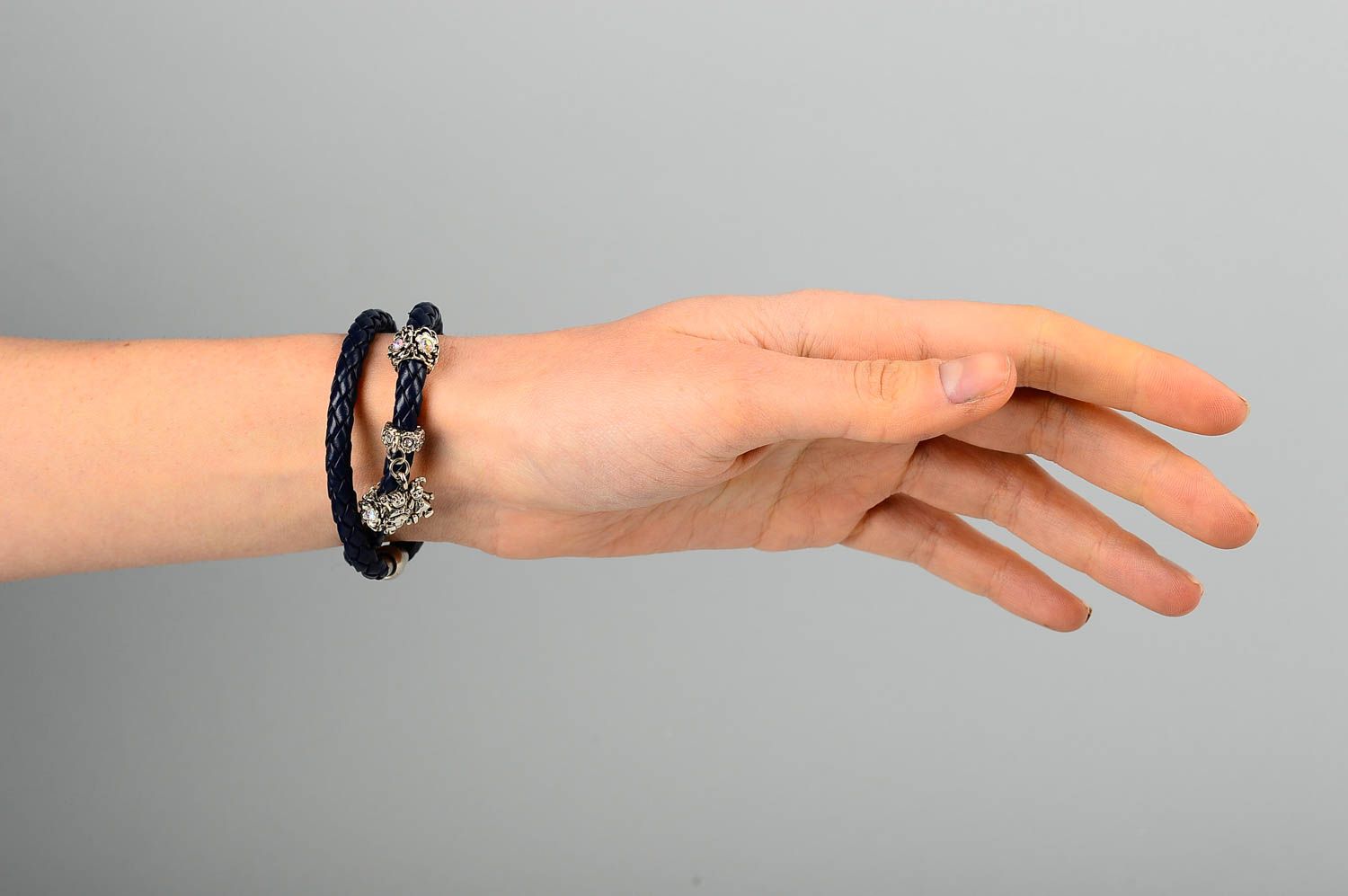 Bracelet cuir artificiel Bijou fait main bleu foncé Accessoire design cadeau photo 2