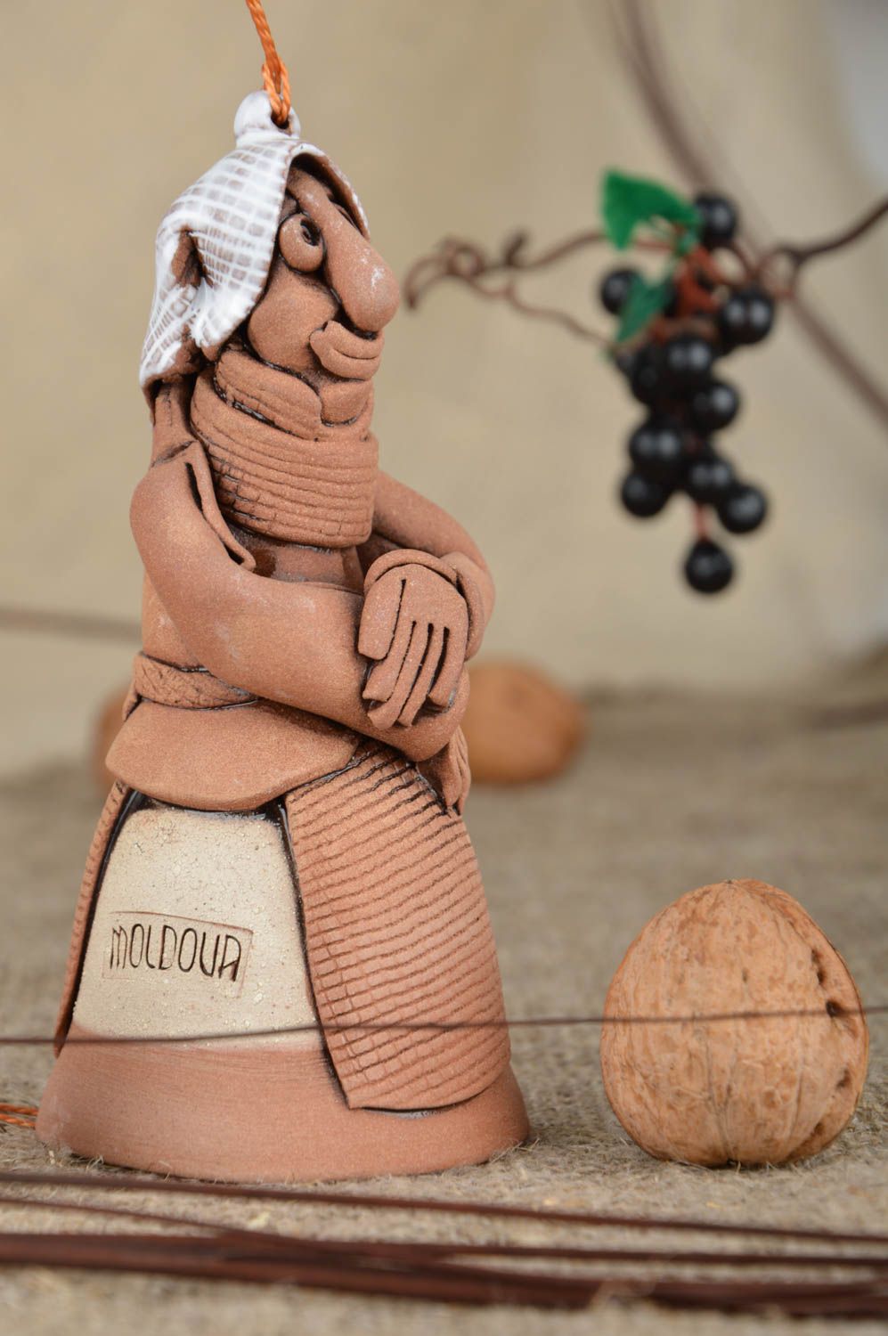 Колокольчик из глины в виде женской фигурки небольшого размера ручная работа фото 1