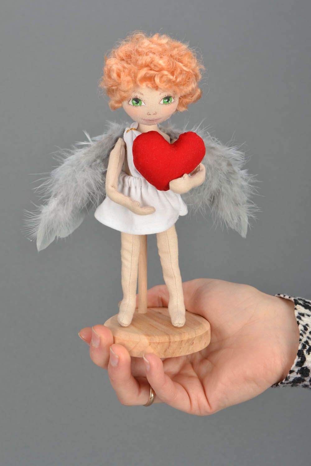 Bambola bella d arredo fatta a mano pupazzo tessile angelo con supporto
 foto 2