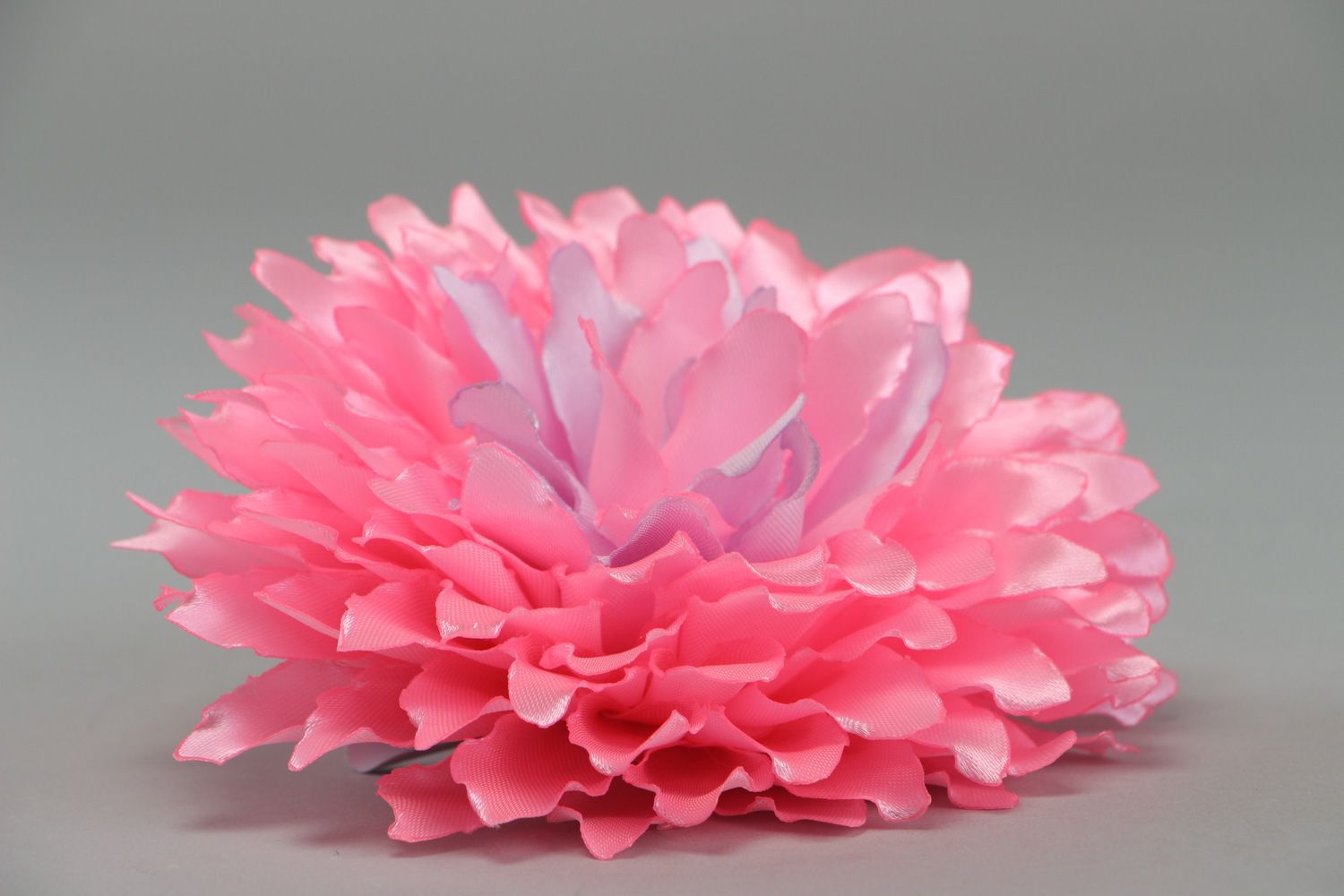 Розовая заколка цветок из атласной ткани объемная ручной работы фото 2