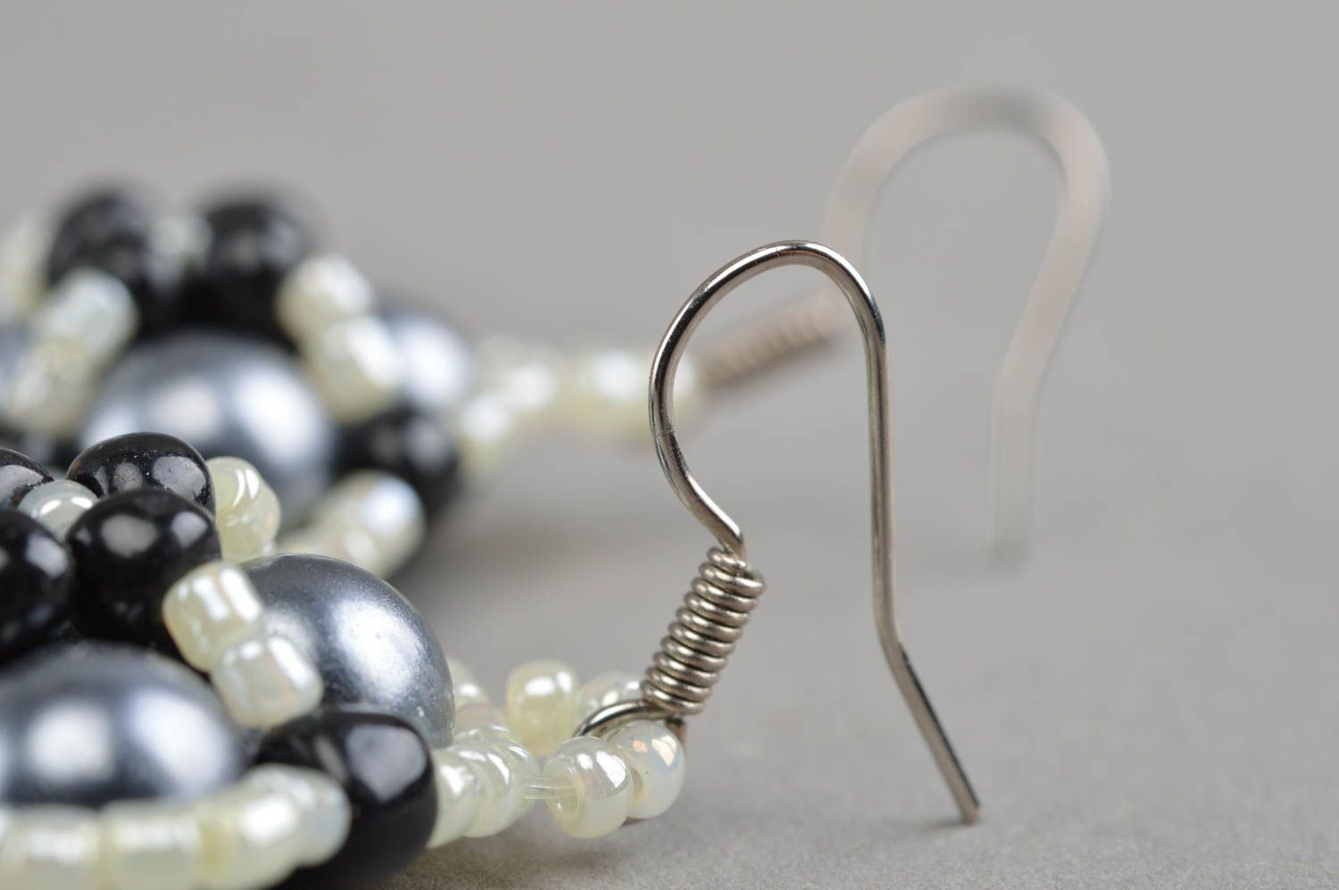 Boucles d'oreilles en fausses perles grises faites main pendantes originales photo 4