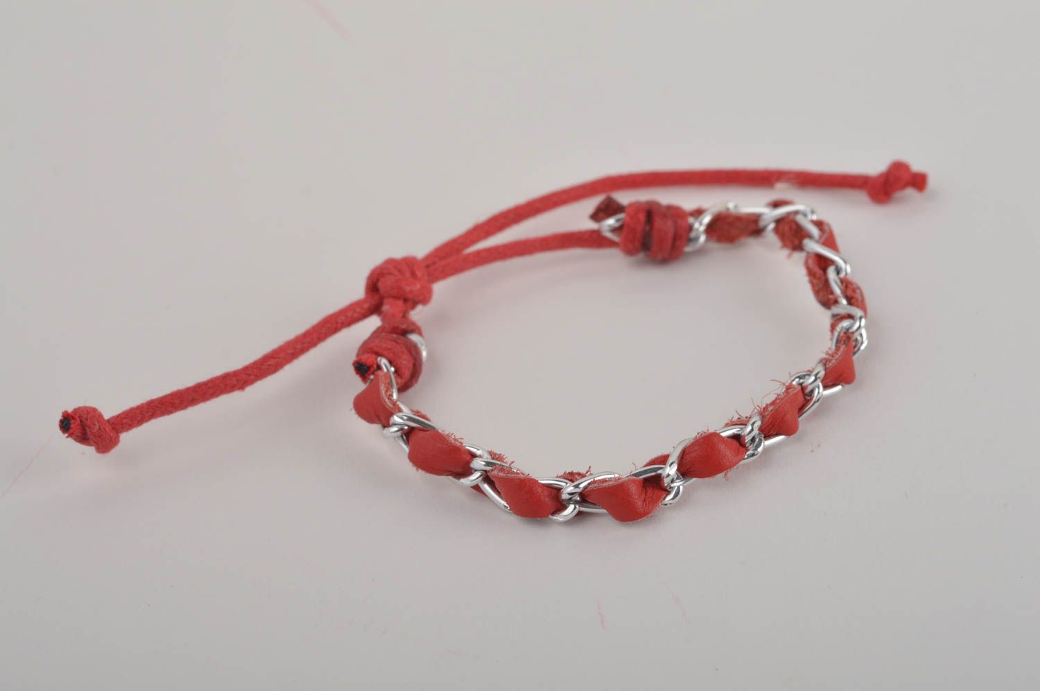 Bracelet cuir Bijou fait main rouge avec chaîne métallique Accessoire femme photo 3