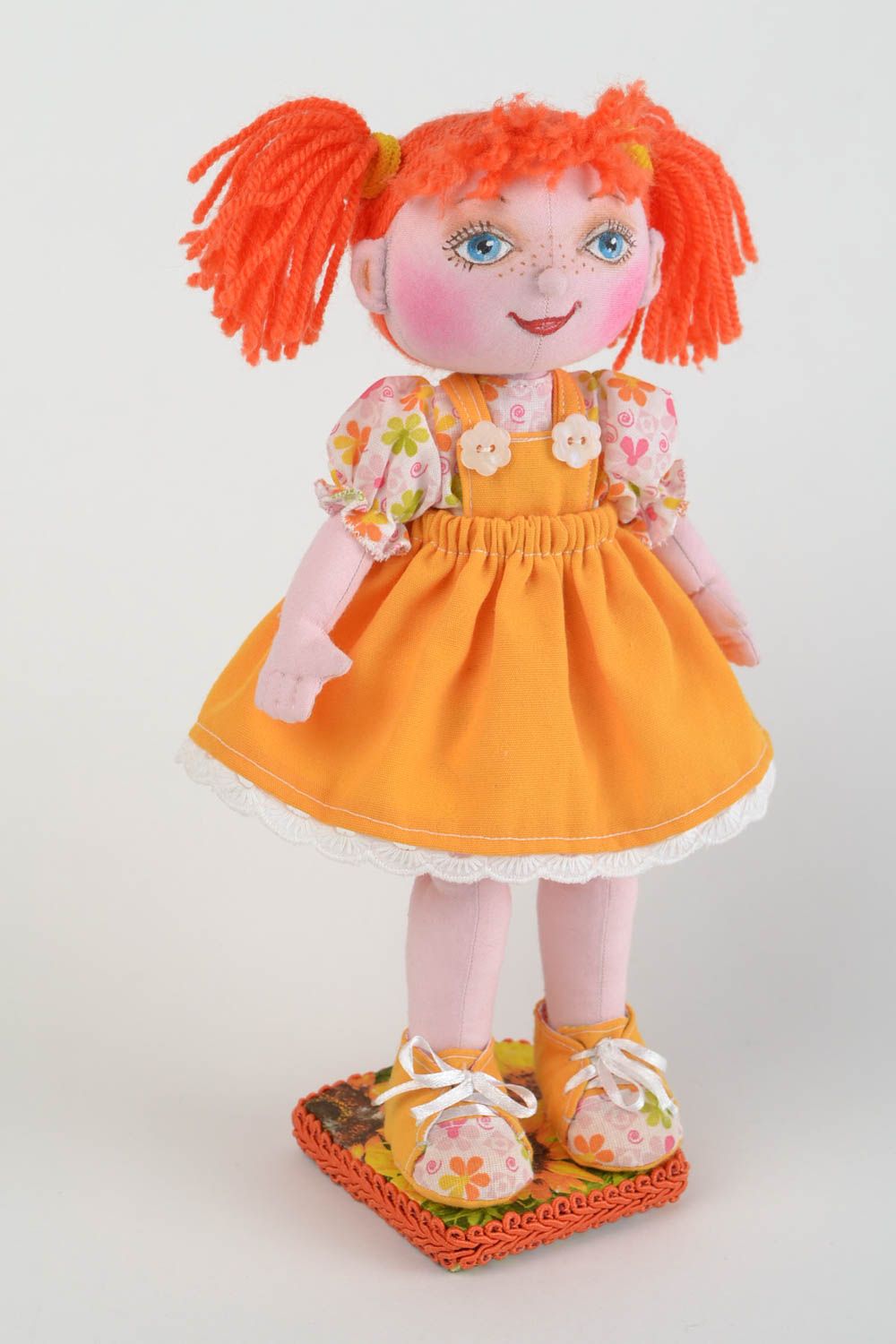 Rothaarige künstlerische Puppe aus Textil für Interieur und Kinder handgefertigt foto 3