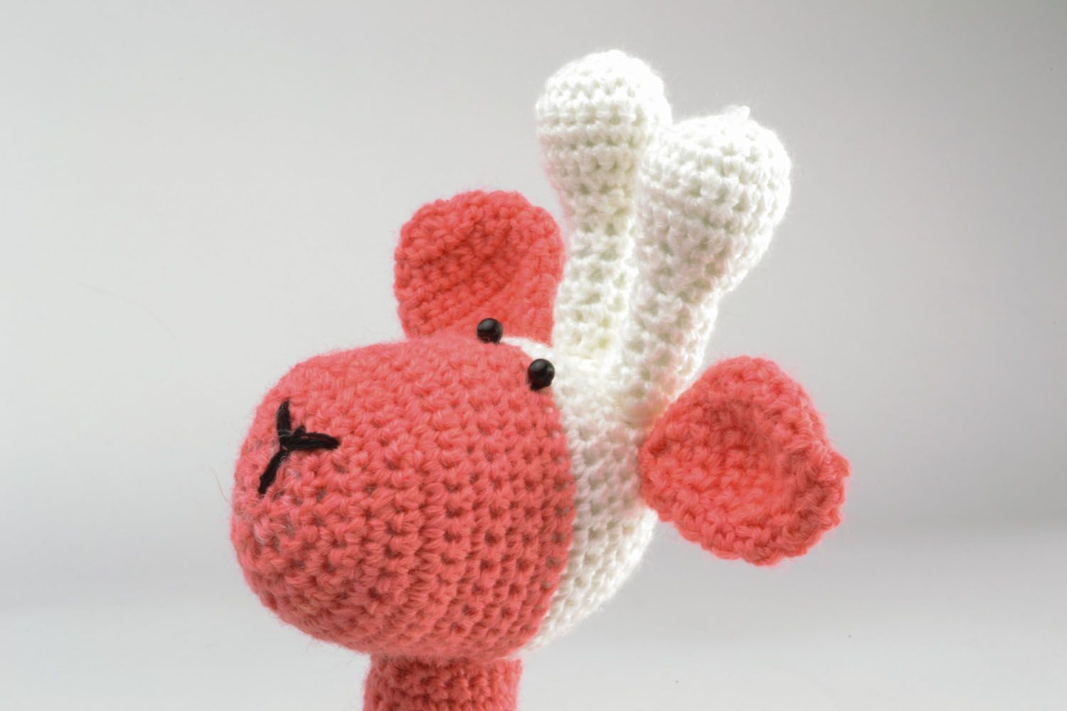 Brinquedo tricotado com gancho Girafa de cor rosa foto 4