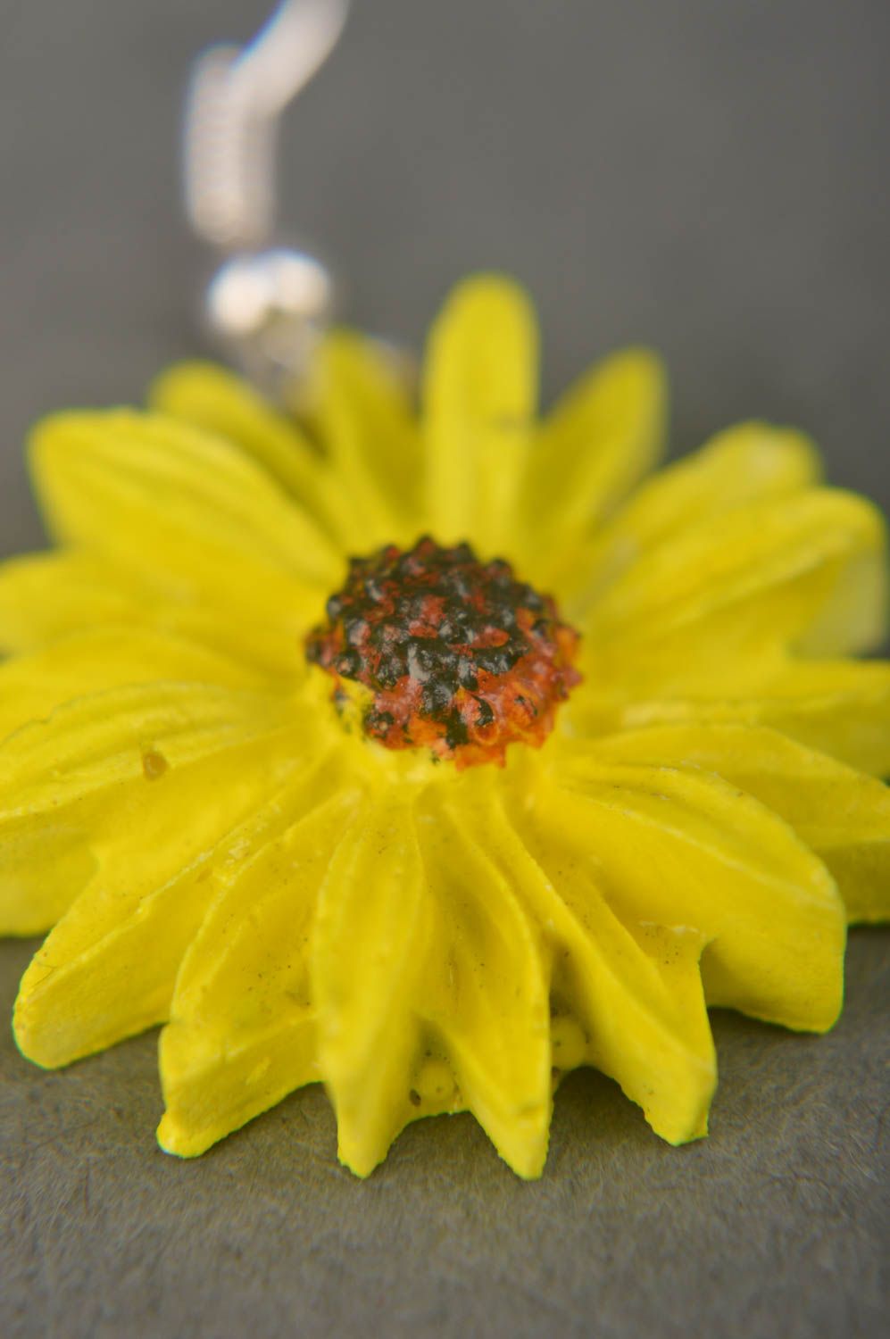 Pendientes hechos a mano de yeso bisutería fina regalo original Flores amarillas foto 4