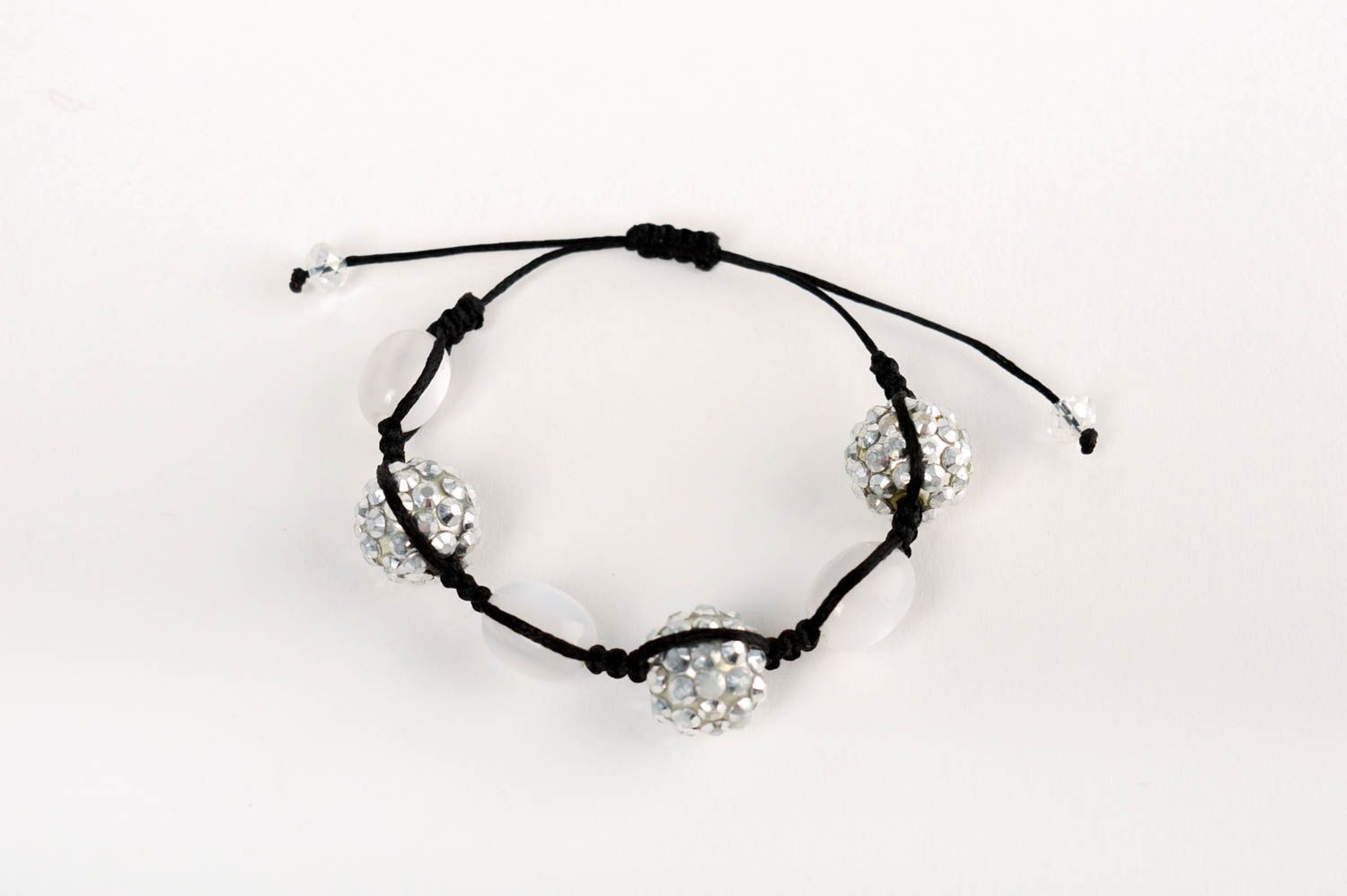 Bracelet en cordon tressé ciré et perles en plastique fait main blanc noir photo 2