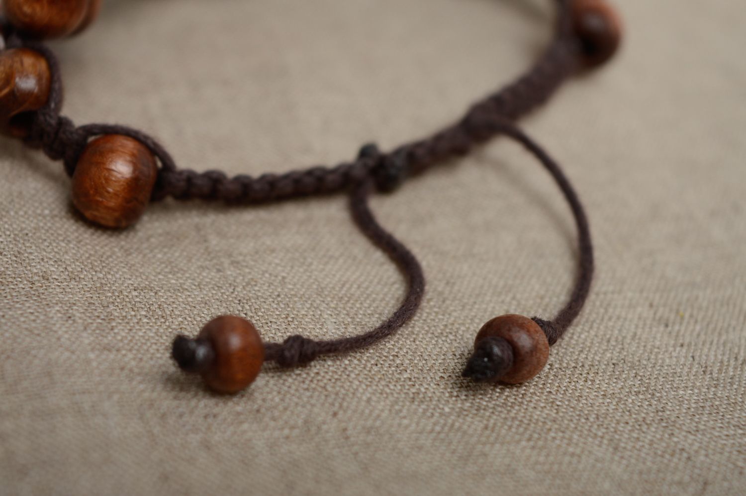 Плетеный браслет макраме из деревянных бусин и вощеного шнурка оригинальный фото 4