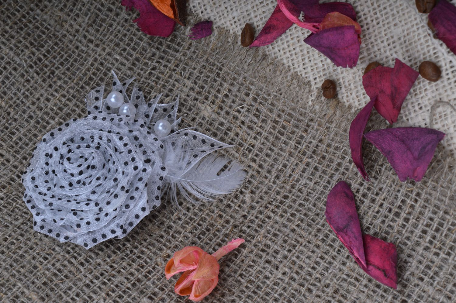 Handmade Brosche aus Stoff in Form der Blume mit Federn und Glasperlen für Damen foto 1