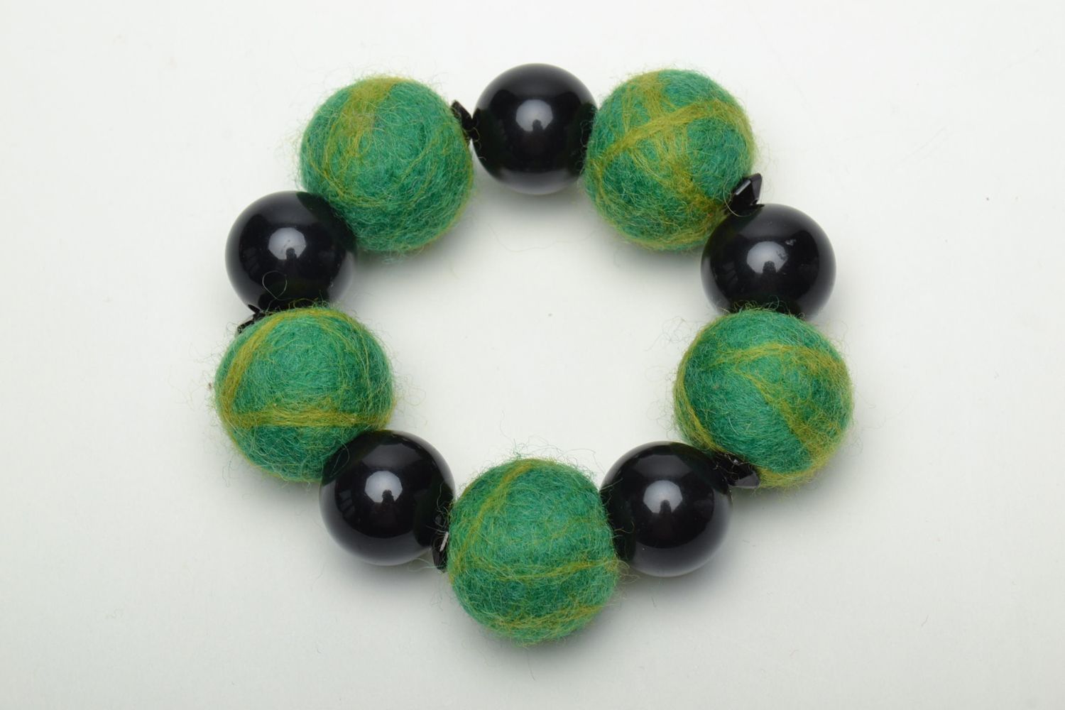 Bracelet fait main de perles en laine et bois noir vert photo 5
