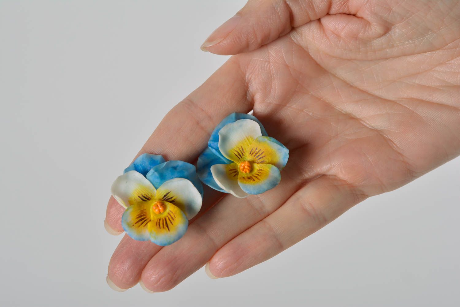 Boucles d'oreilles en pâte polymère faites main originales en forme de fleurs photo 4