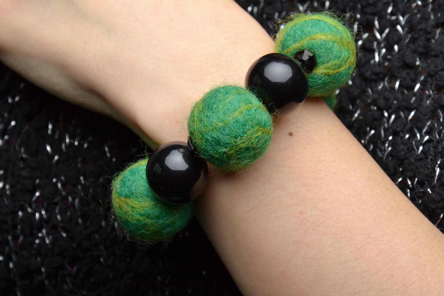 Bracelet fait main de perles en laine et bois noir vert photo 2