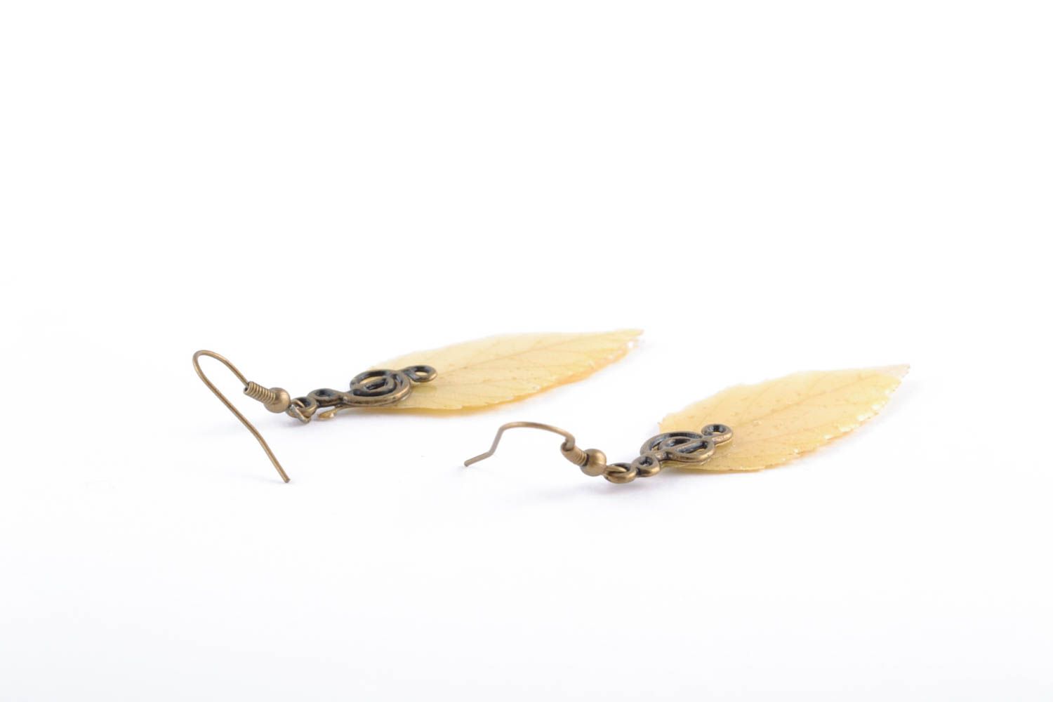 Boucles d'oreilles pendantes longues faites main avec feuilles en résine époxyde photo 5