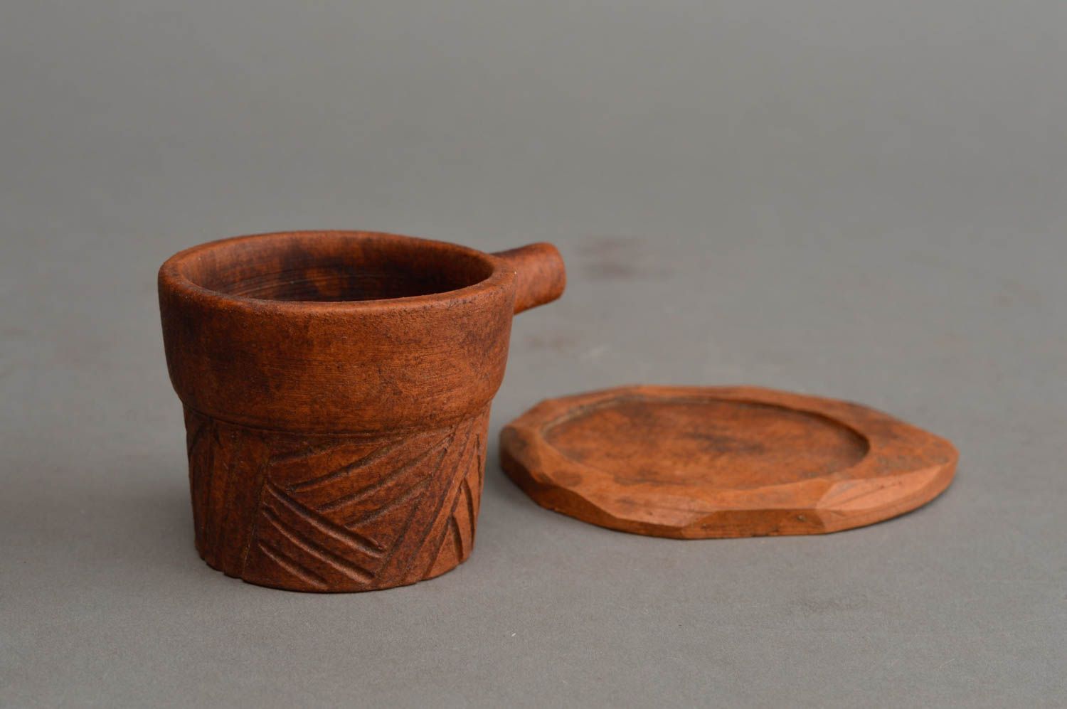 Ethnische keramische braune Tasse mit Untersetzer aus rotem Ton Handarbeit foto 3