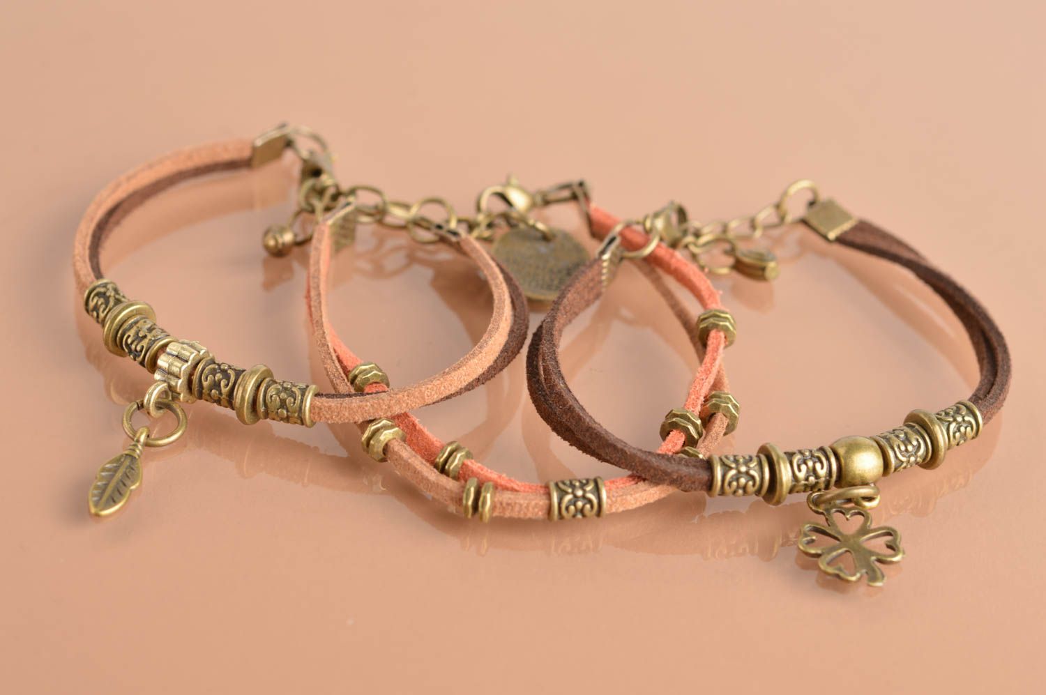 Набор браслетов 3 штуки из замшевых шнурков коричневые ручной работы  фото 5