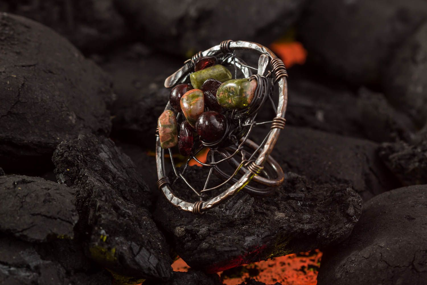Красивое кольцо ручной работы авторское украшение кольцо с гранатом и унакитом фото 1