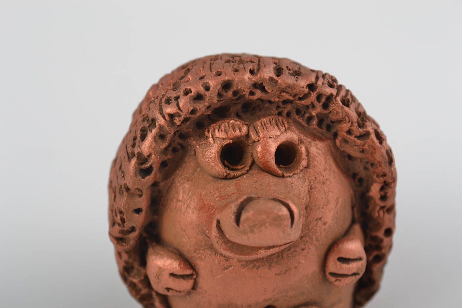 Figura original artesanal de cerámica modelada de arcilla con forma de erizo foto 5