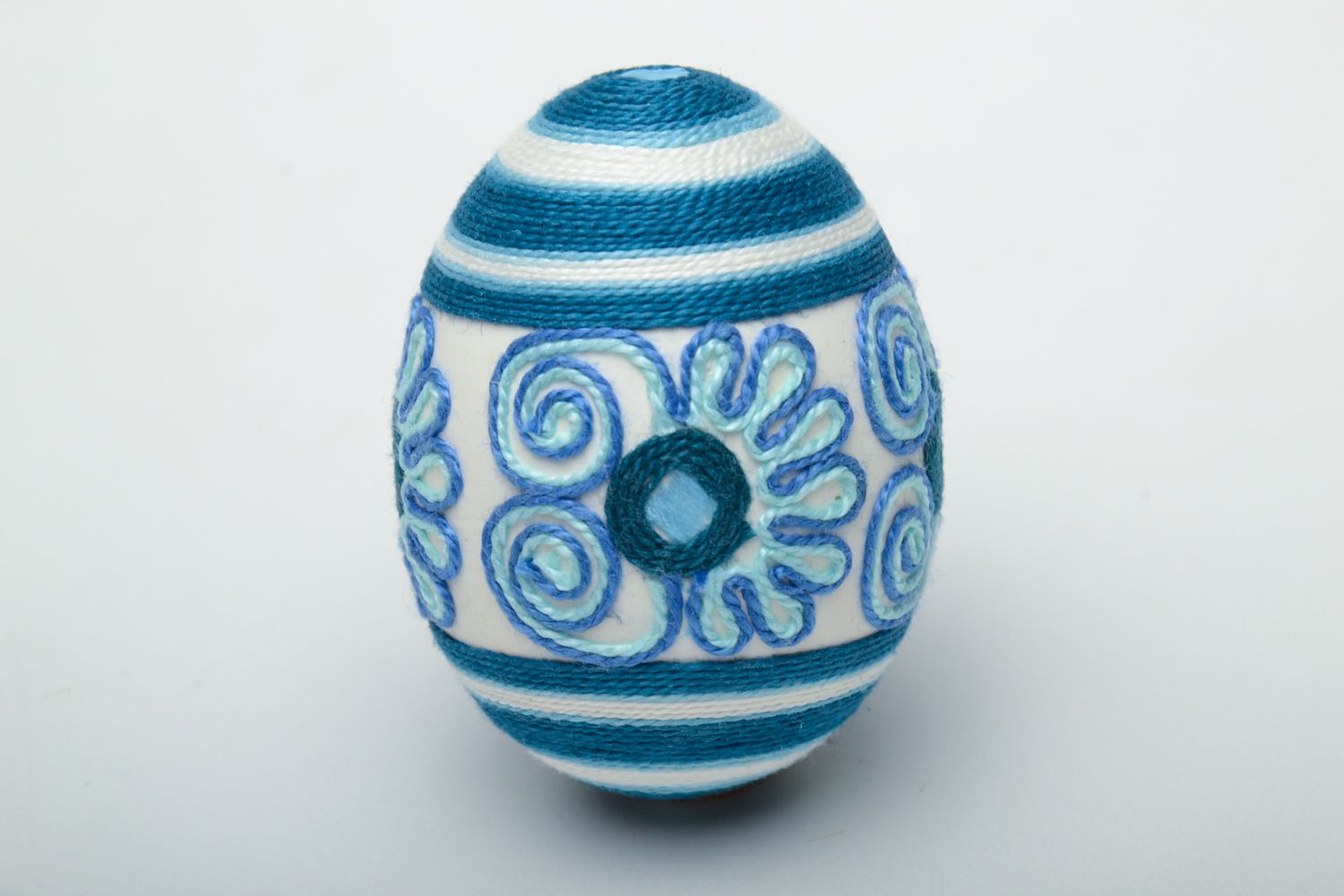 Bel oeuf de Pâques fait main original décoré de fils en soie de couleur bleue photo 2