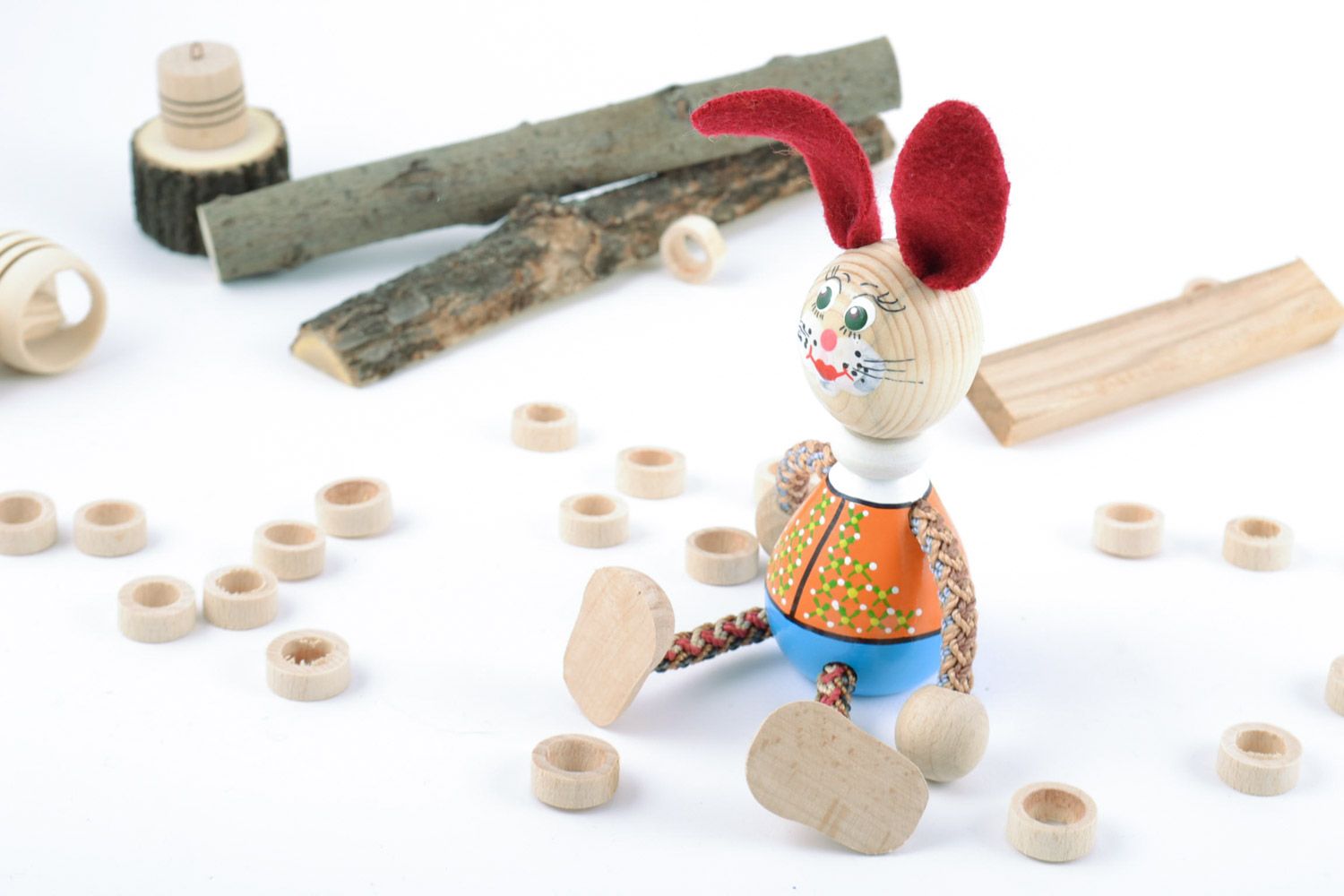 Handmade Holz Spielzeug Hase mit bunter Bemalung mit Öko Farben für kleine Kinder foto 1