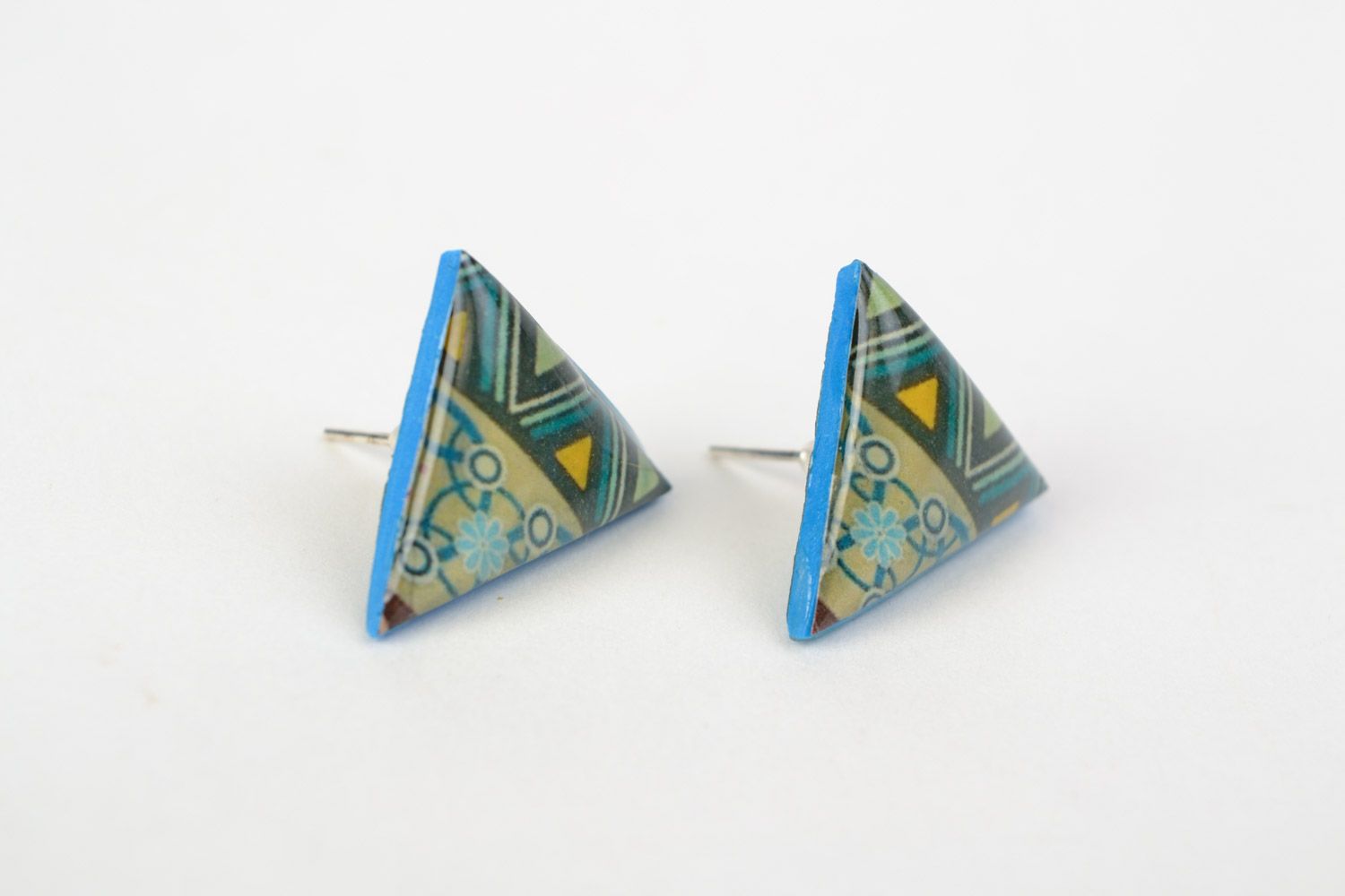 Dreieckige Ohrringe Ohrstecker aus Juwelierglasur mit Ethnomuster Handarbeit blau grün  foto 1