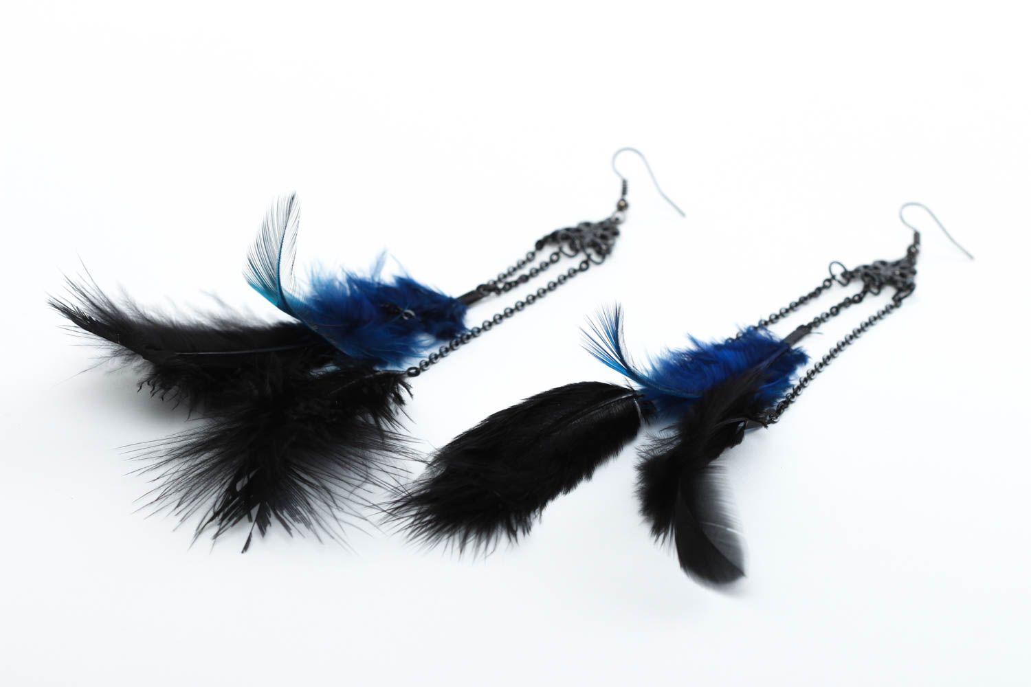 Boucles d'oreilles plumes métal Bijou fait main noir bleu longues Cadeau femme photo 3