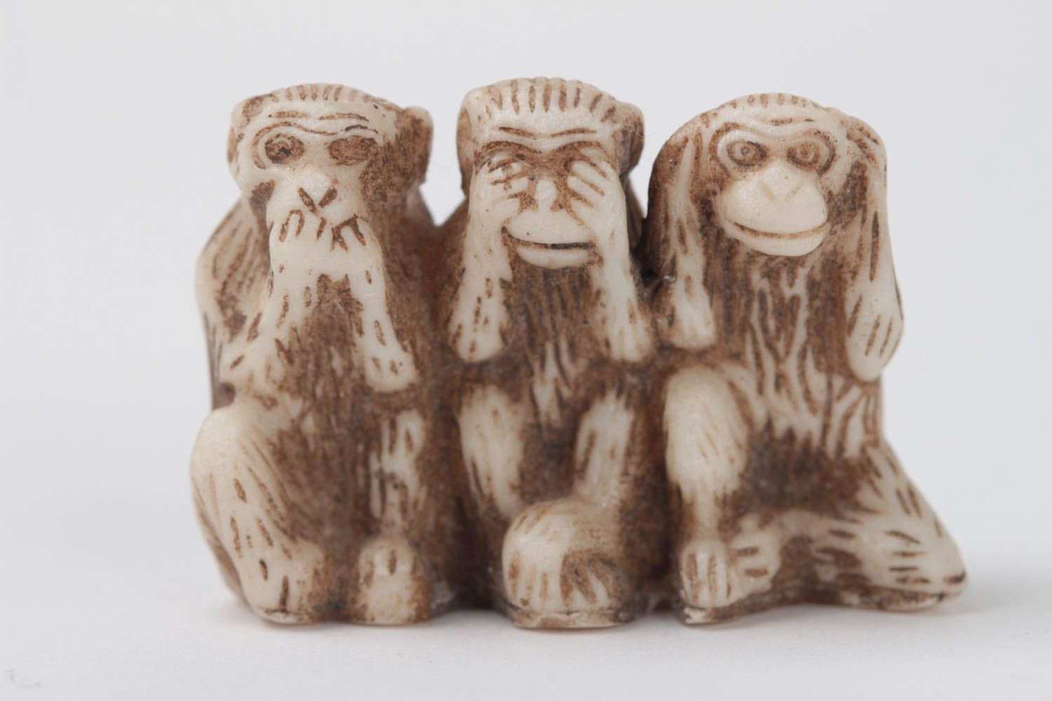 Фигурка три обезьяны из мраморной пудры небольшая светлая литая ручной работы фото 2
