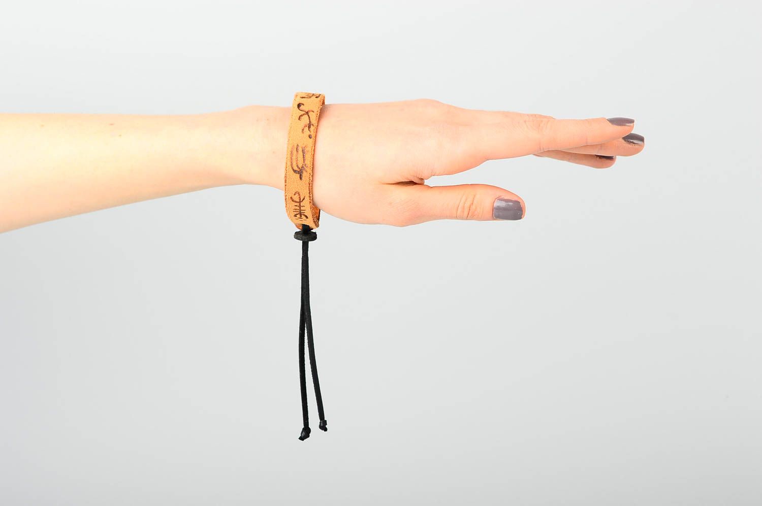 Кожаный браслет хэнд мэйд тонкий светлый браслет на руку украшение из кожи фото 2