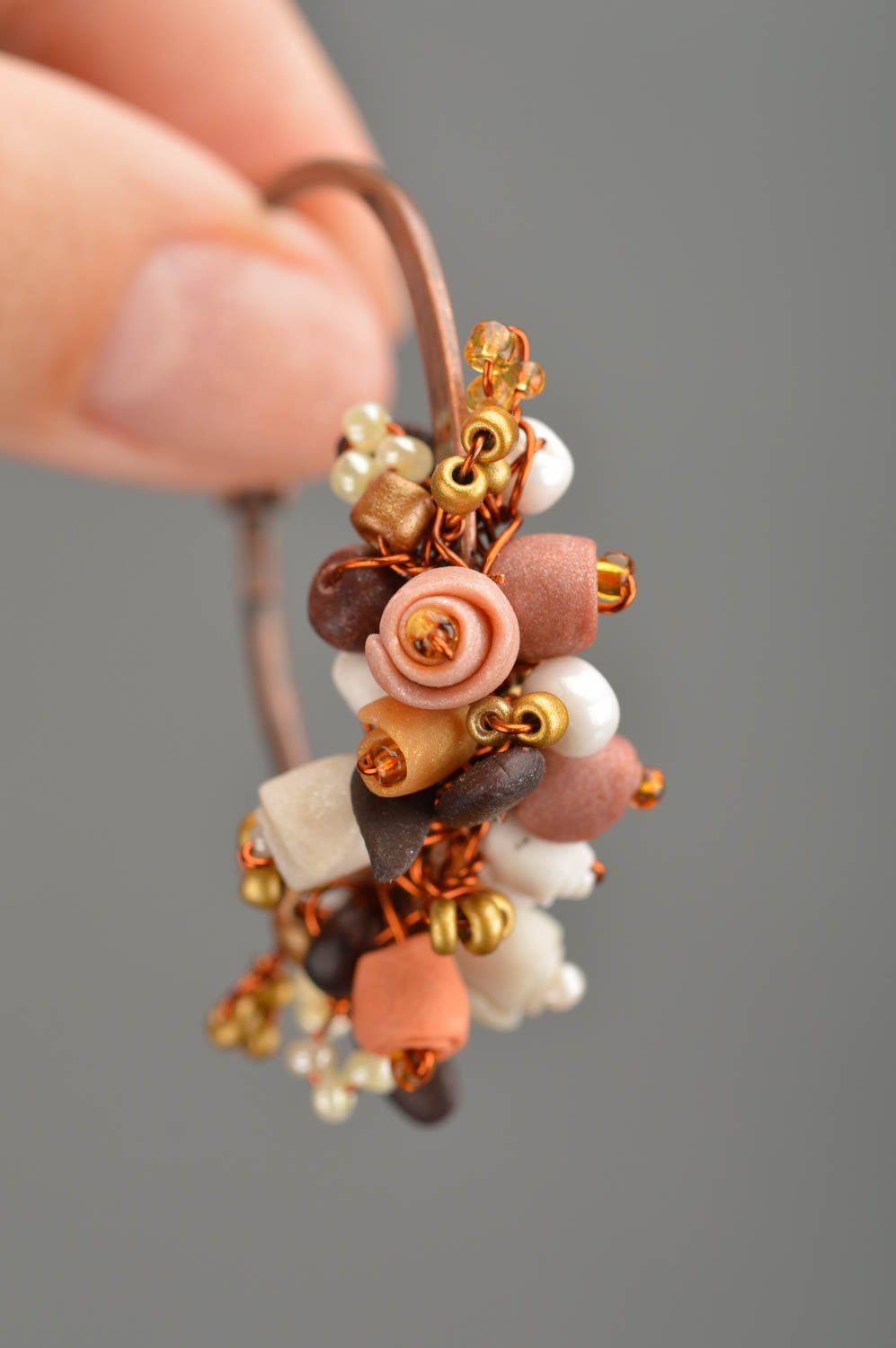 Belles boucles d'oreilles anneaux en métal et pâte polymère faites main design photo 2