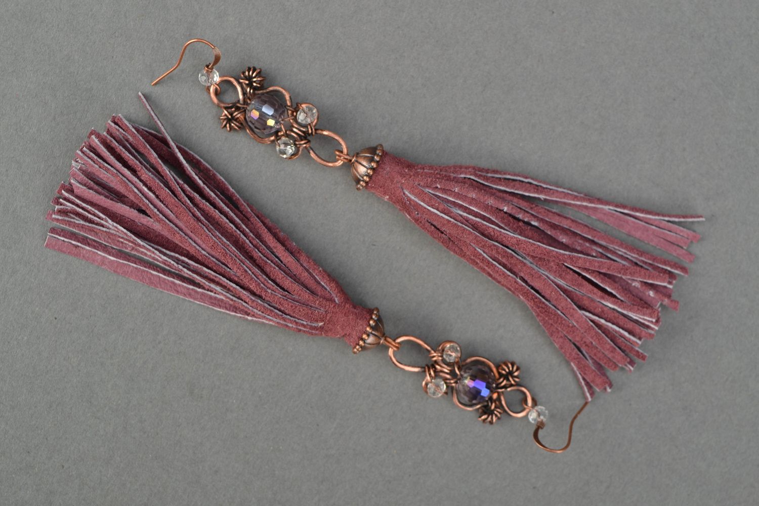 Pendientes de cobre largos con borlas de color lila foto 3