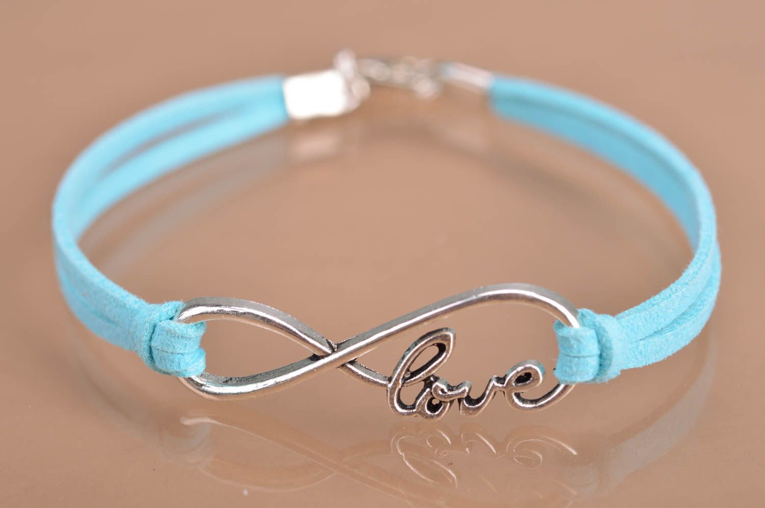 Bracelet bleu clair fin en lacets de daim fait main avec infini et mot love photo 2