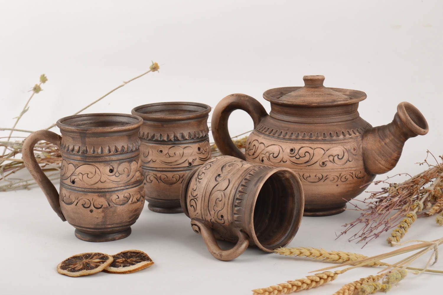 Keramische Küchenuntensilien aus Ton Teekanne und drei Tassen handgefertigt toll foto 1