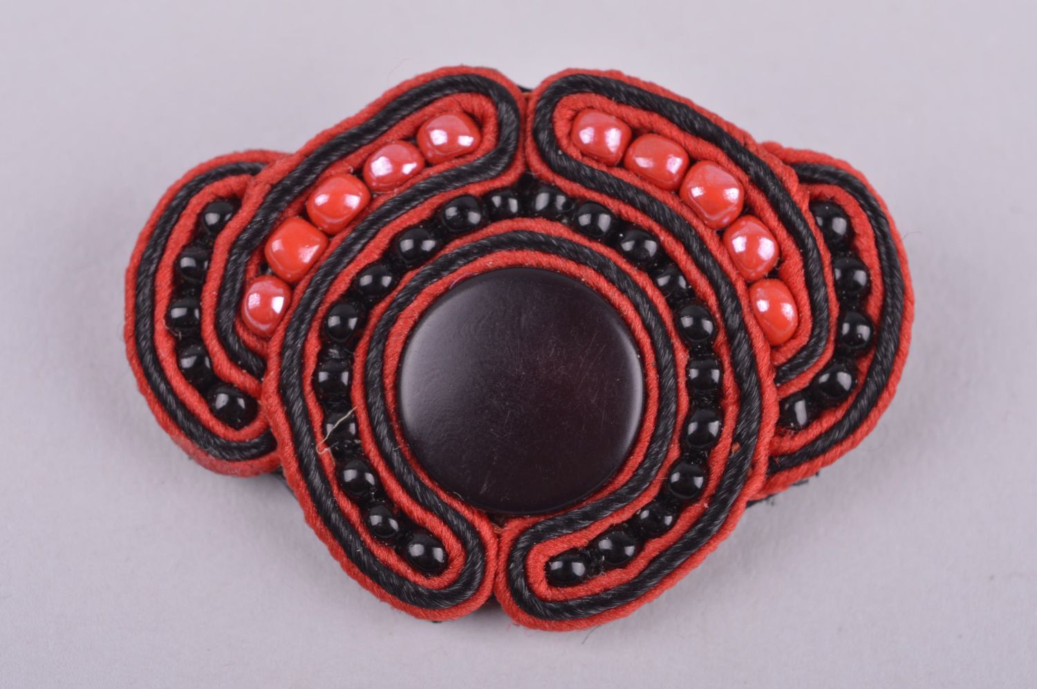 Broche textile Bijou soutache fait main noir et rouge Accessoire femme photo 2