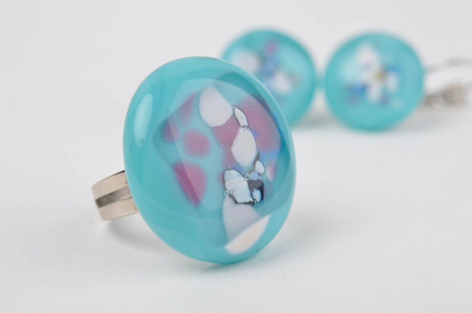 Boucles d'oreilles rondes Bijoux faits main en verre bleu ciel Bague design photo 3